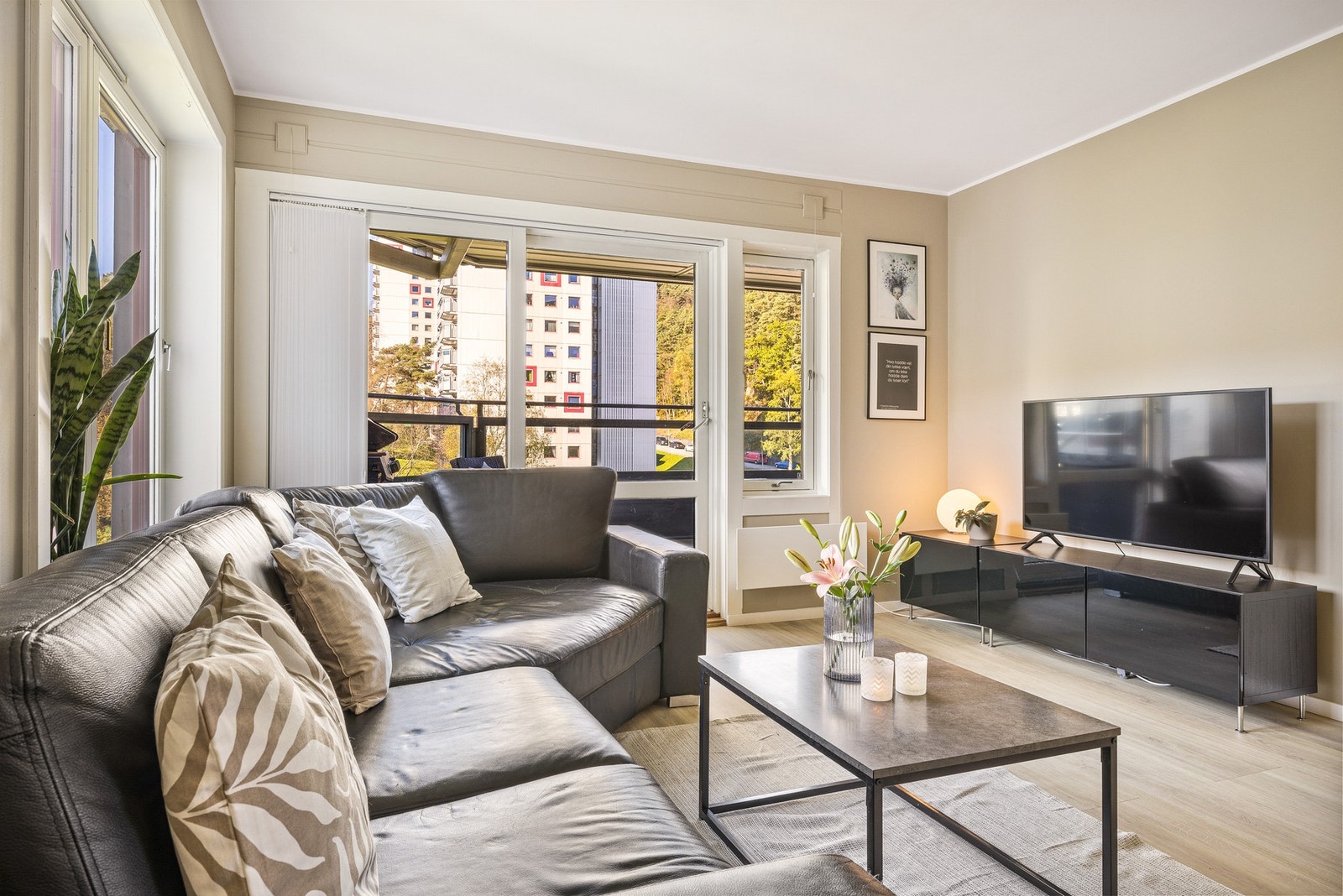 Fra stuen er det tilkomst til en solrik balkong Galleribilde