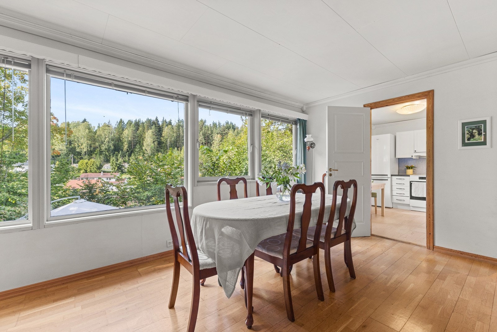 Ved siden av sitteområdet, er det rikelig med plass til en spisestuedel. Galleribilde