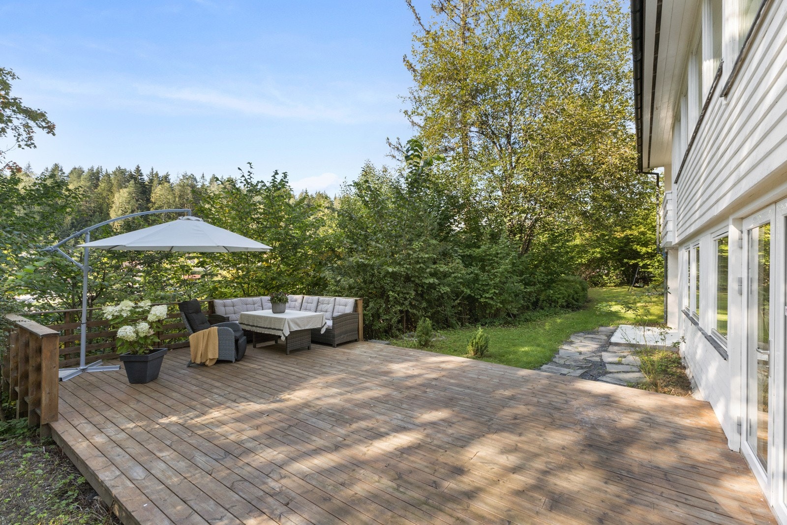 Fra plattingen er det videre adkomst til boligens hage. Galleribilde