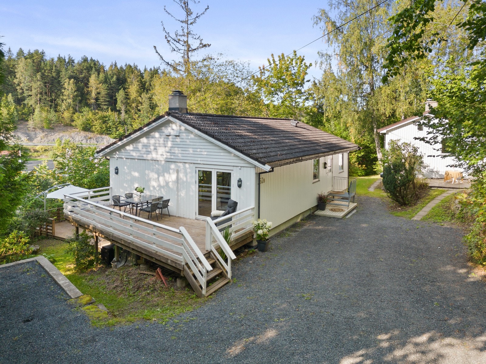 61B er eiendommens hovedbygg, rett ved siden av finner du 61C og et anneks. Galleribilde