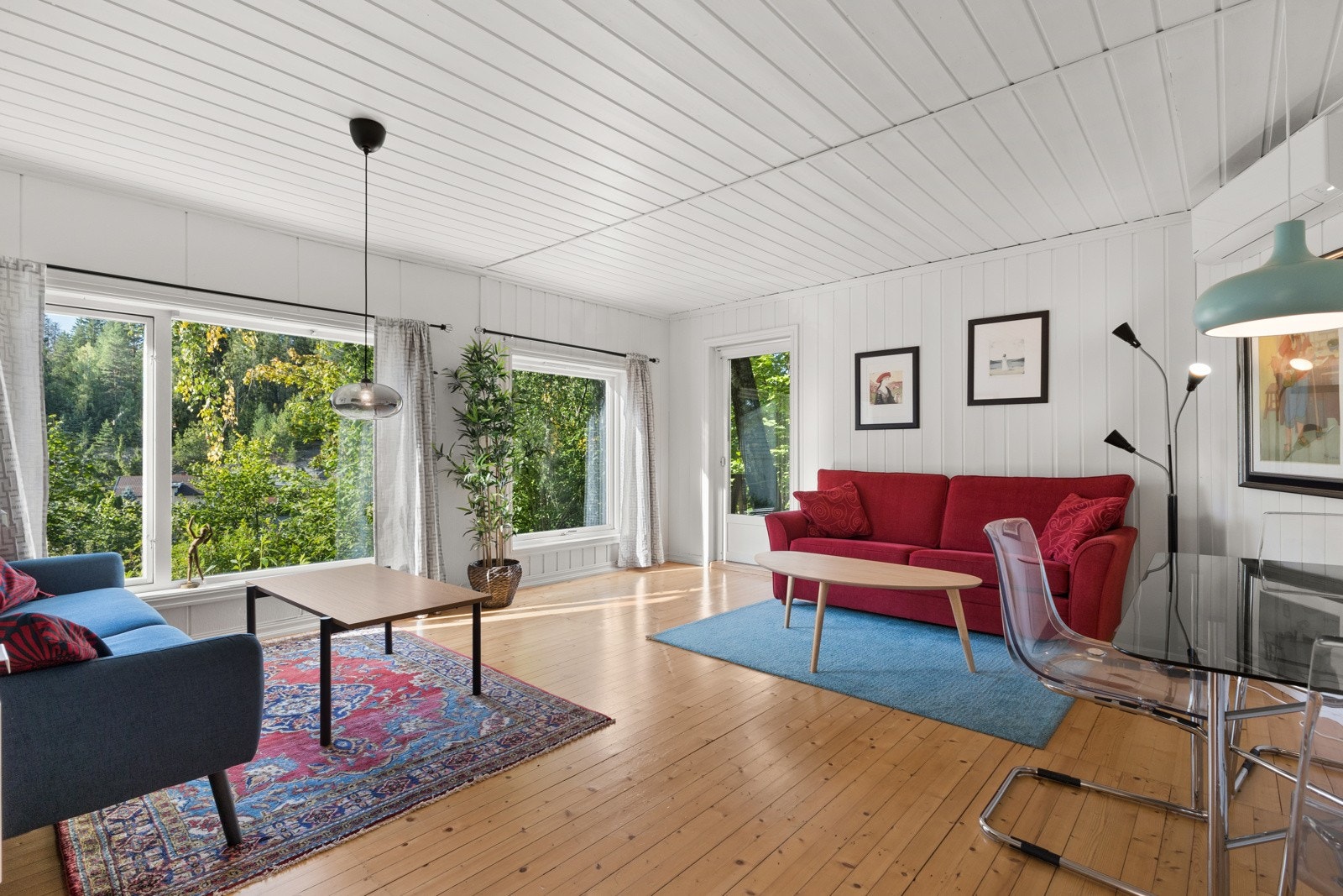 Romslig stue med plass til sofa, tv-benk m.m. Stuen har store vindusflater som bidrar til mye lysinnslipp. Galleribilde