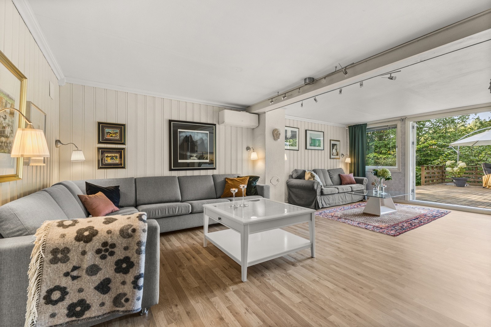 Stuen fremstår som lys og romslig. Her er det også store vindusflater som gir rikelig med lysinnslipp. Galleribilde