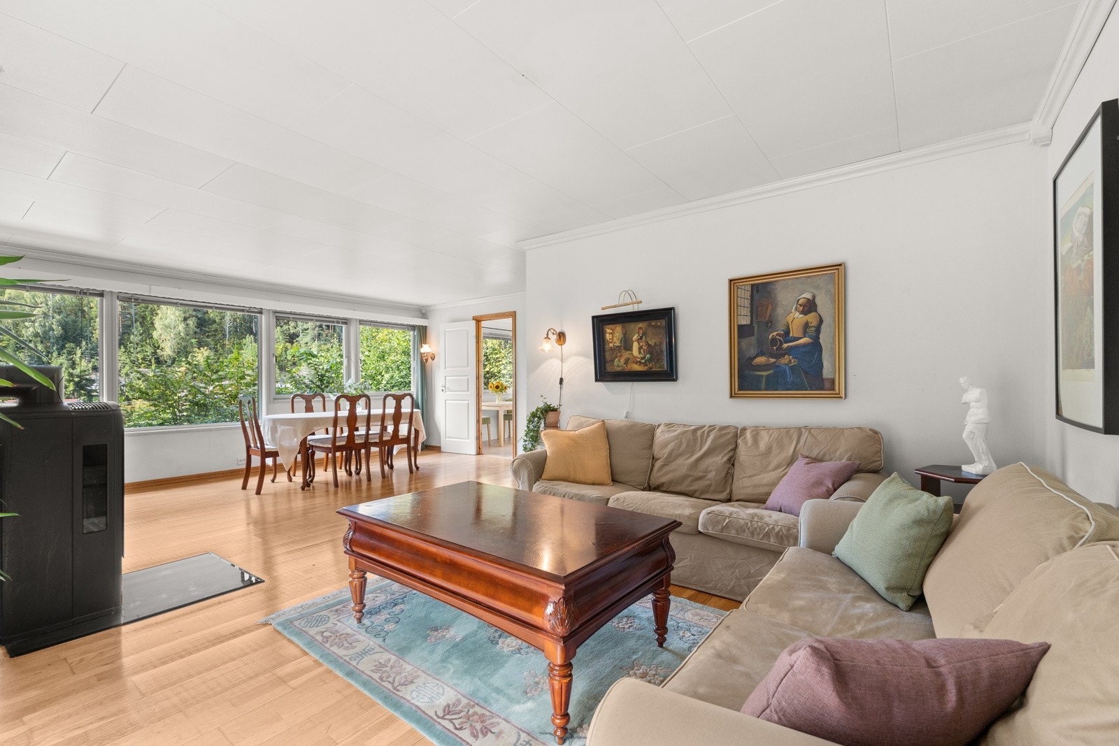 Stuens generøse størrelse gir plass til både en stor sofa og en tv-benk, samt annen ønsket innredning. Galleribilde