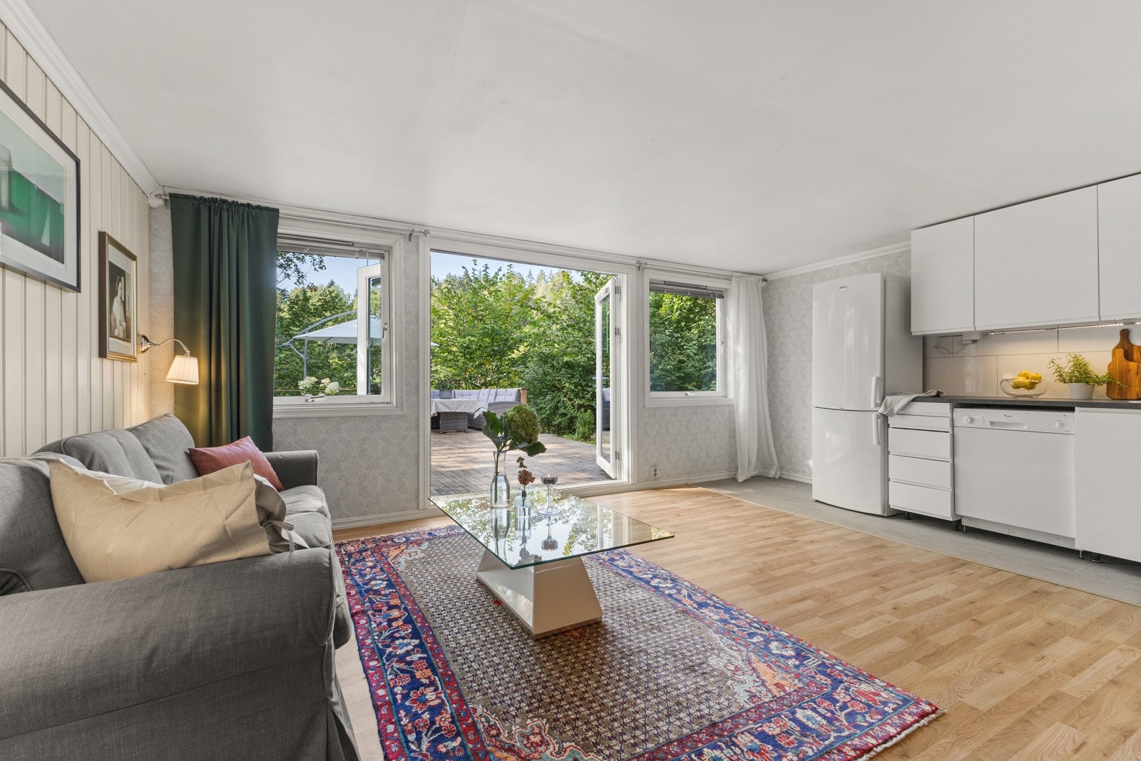 Stuen har en åpen løsning mot kjøkkenet. Kjøkkeninnredningen har slette fronter og benkeplate av laminat. Galleribilde