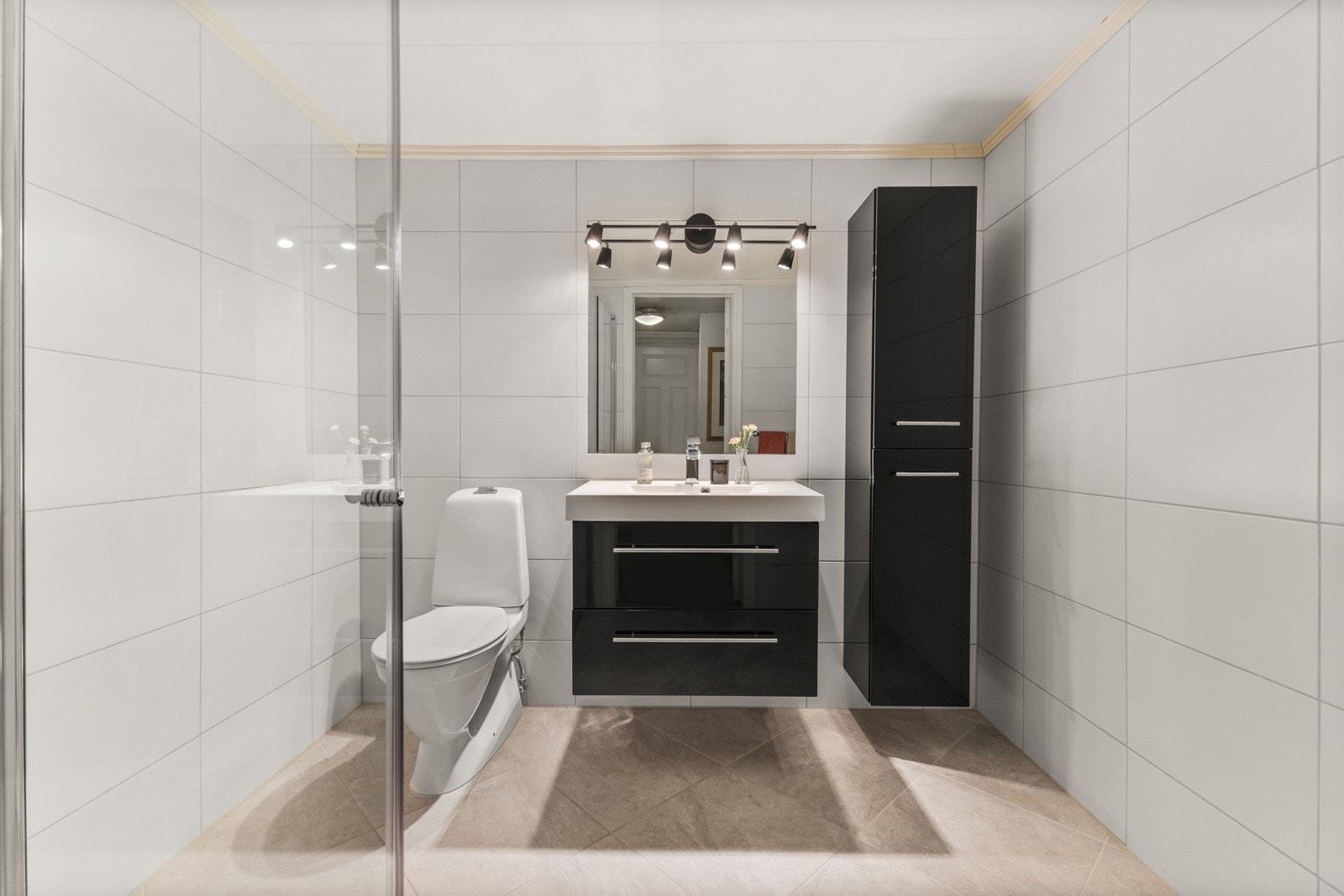 Flislagt baderom med gulvvarme i underetasje. Badet består av vegghengt servantskap med ovenpåliggende servant. Galleribilde