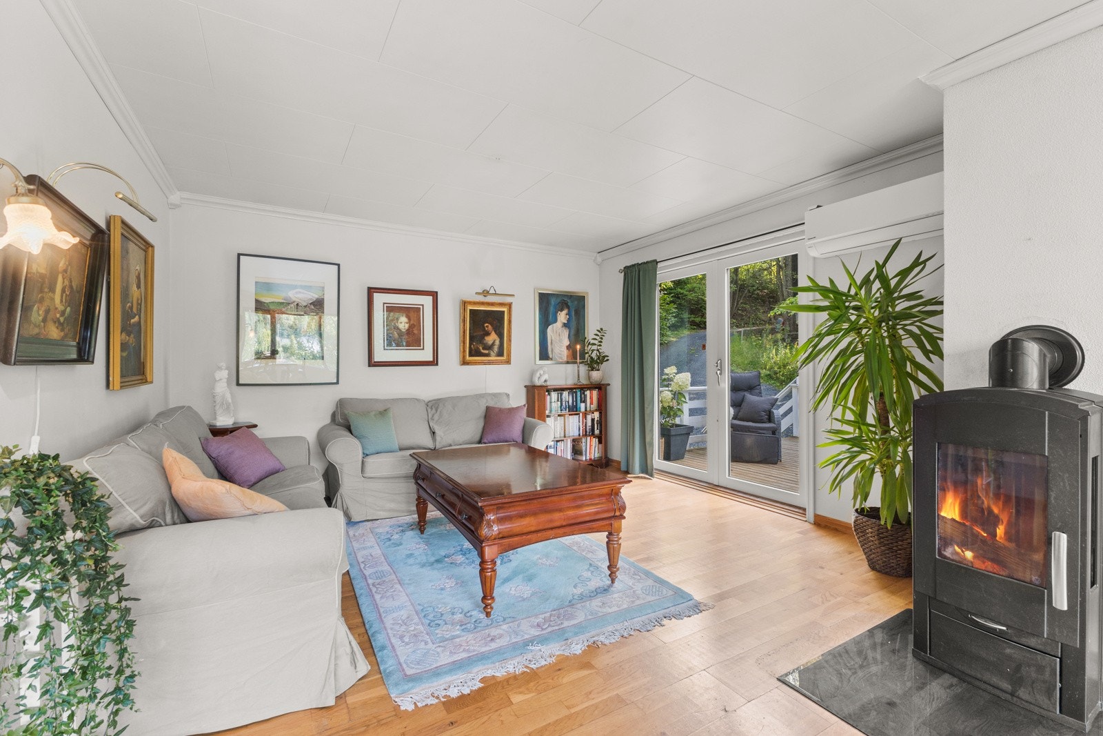 Når man trer inn i stuen i 1. etasje på 61 B, møtes man av et romslig og åpent rom med store vindusflater. Galleribilde