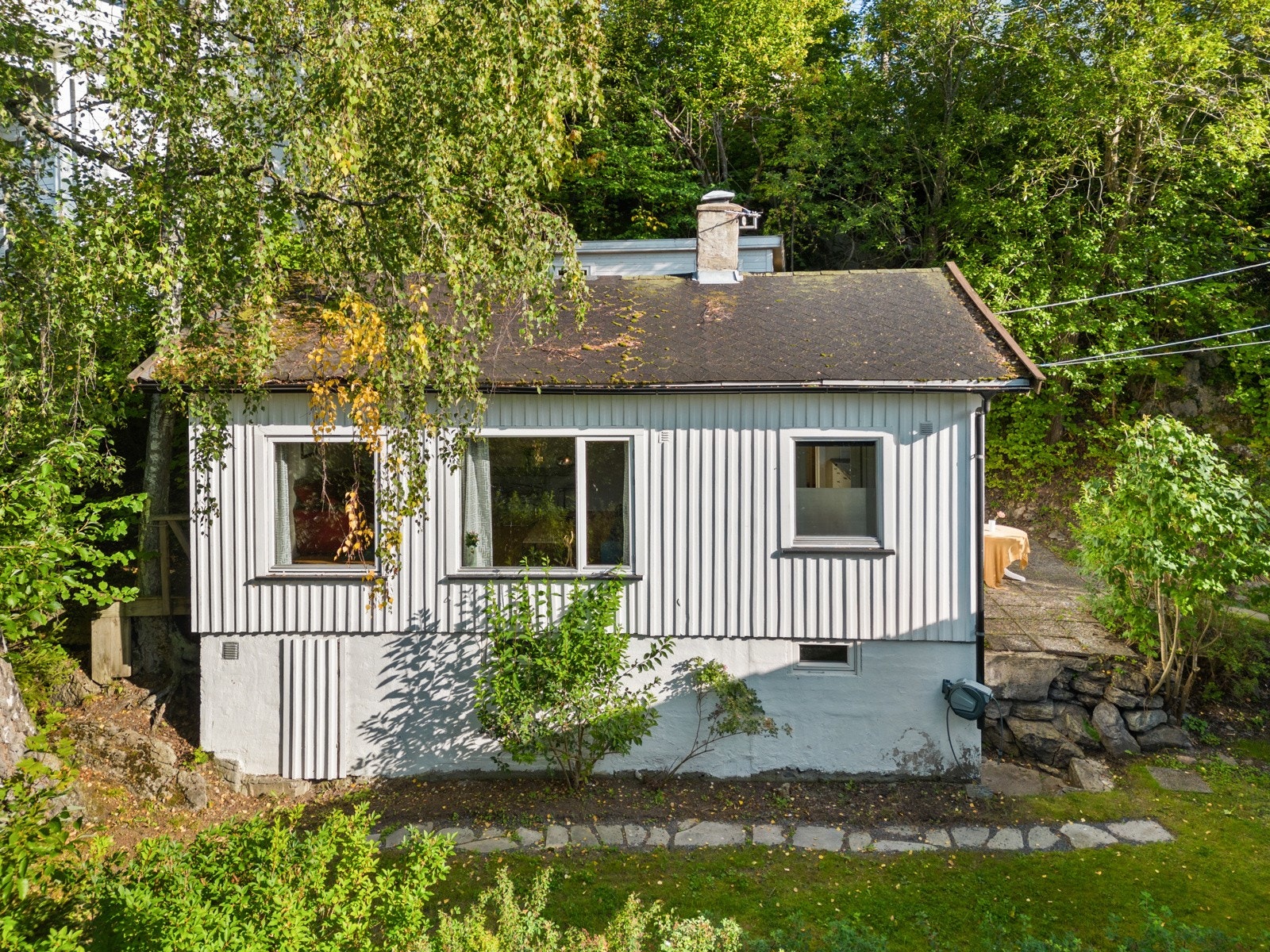 Rett ved siden av, ligger bolig 61C. Denne separate enheten skaper en unik sjarm på tomten. Galleribilde