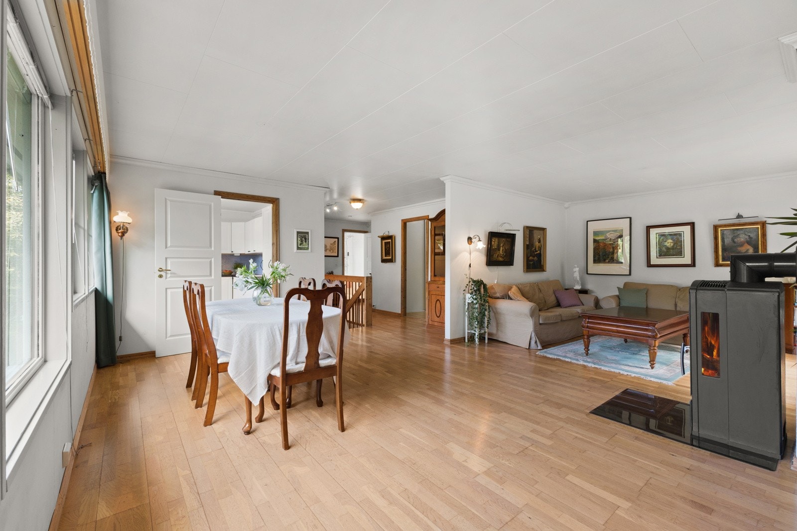 Dette området er ideelt for både hverdagslige måltider og festlige sammenkomster. Galleribilde