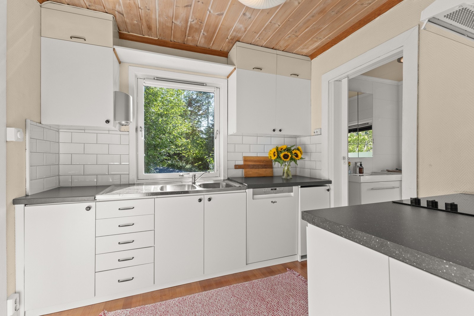 Kjøkkenet består av kjøleskap med fryser, oppvaskmaskin og komfyr med keramisk platetopp. Galleribilde