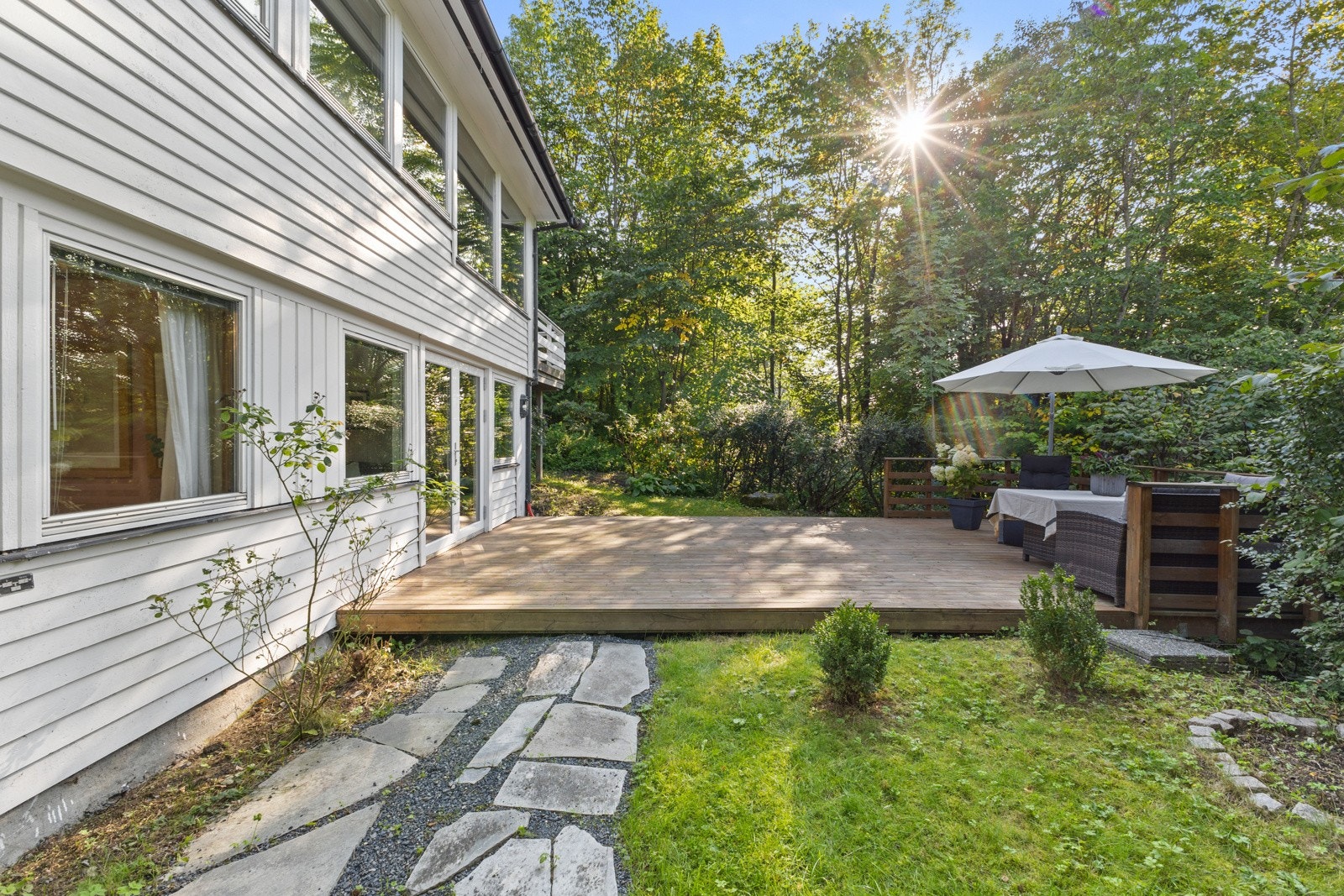 Fra plattingen er det videre adkomst til boligens hage. Galleribilde