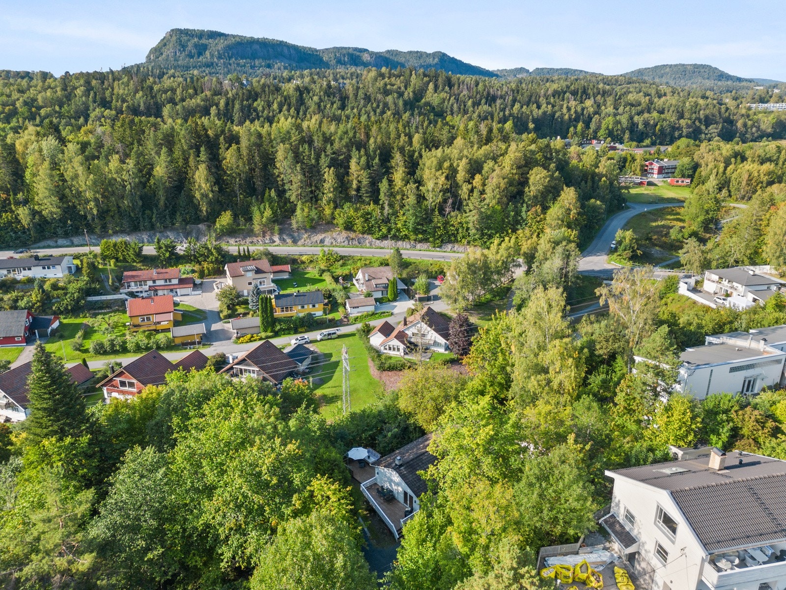 Både 61B og 61C nyter godt av deres umiddelbare nærhet til diverse servicetilbud, som Sandvika Storsenter, og kulturelle skatter som Kalvøya og Henie Onstad Kunstsenter. Galleribilde