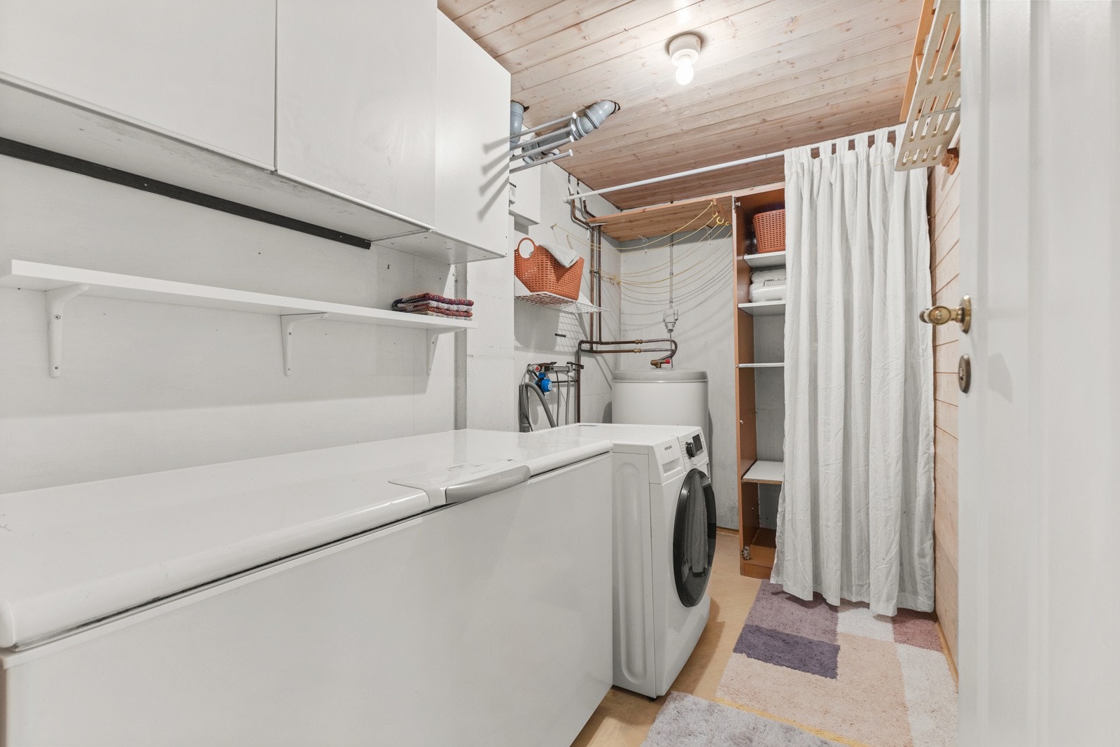 Praktisk vaskerom / teknisk rom i u. etasje. Galleribilde