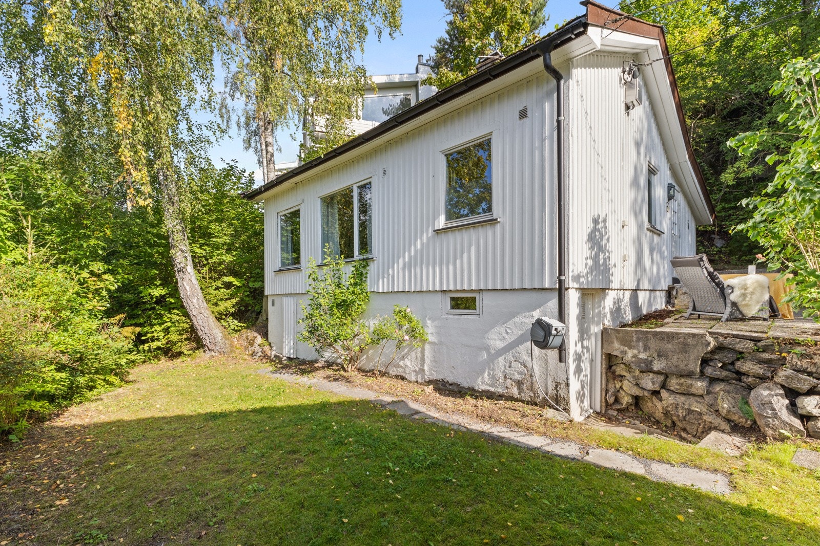 På idylliske og barnevennlige Blommenholm finner du Lillehagveien 61B og 61C; to sjarmerende boligenheter blant vidstrakte grøntarealer. Galleribilde