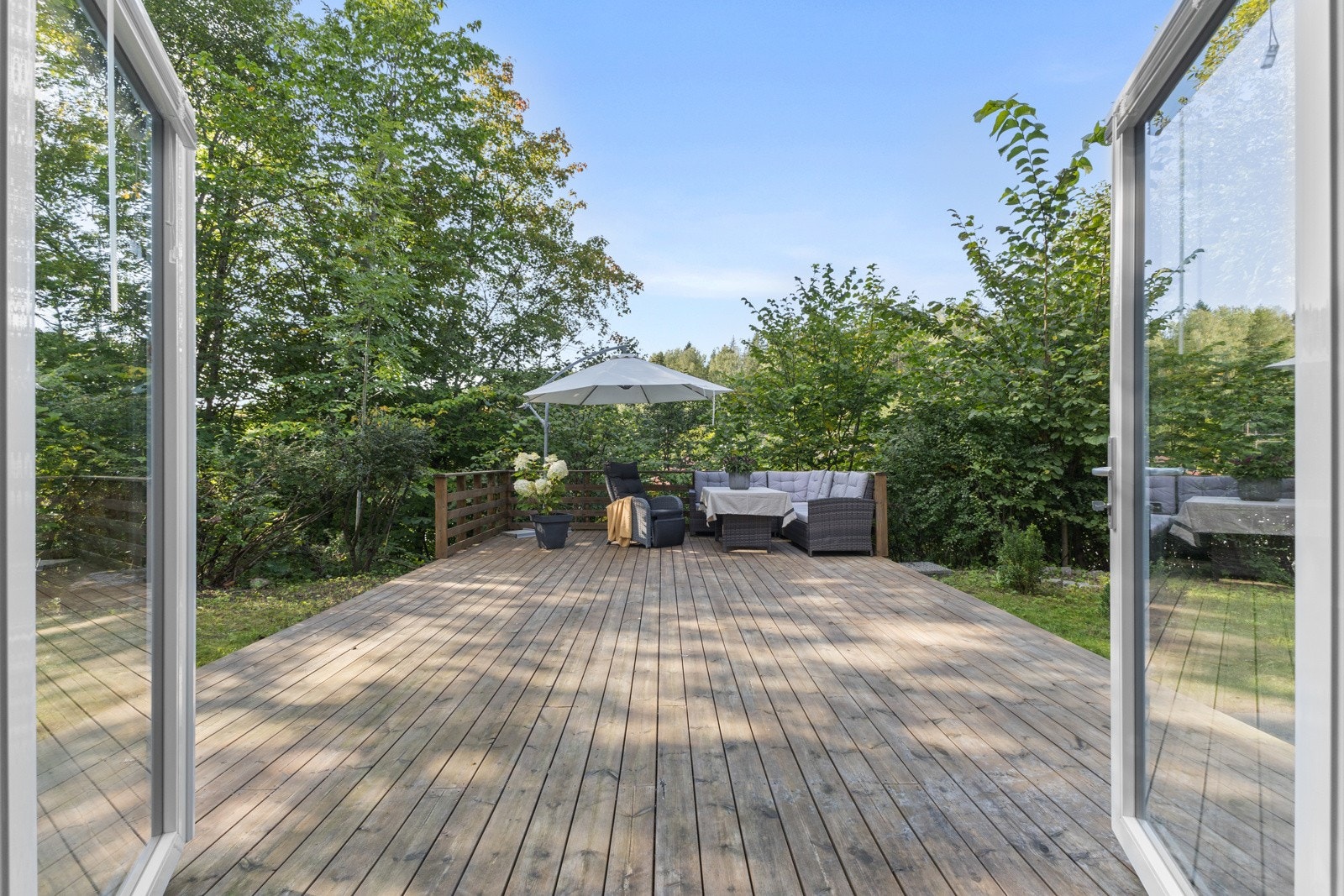 Om sommeren- Fra stuen/kjøkkenet er det utgang til en vest-vendt markterrasse på ca. 37,8 kvm. Galleribilde