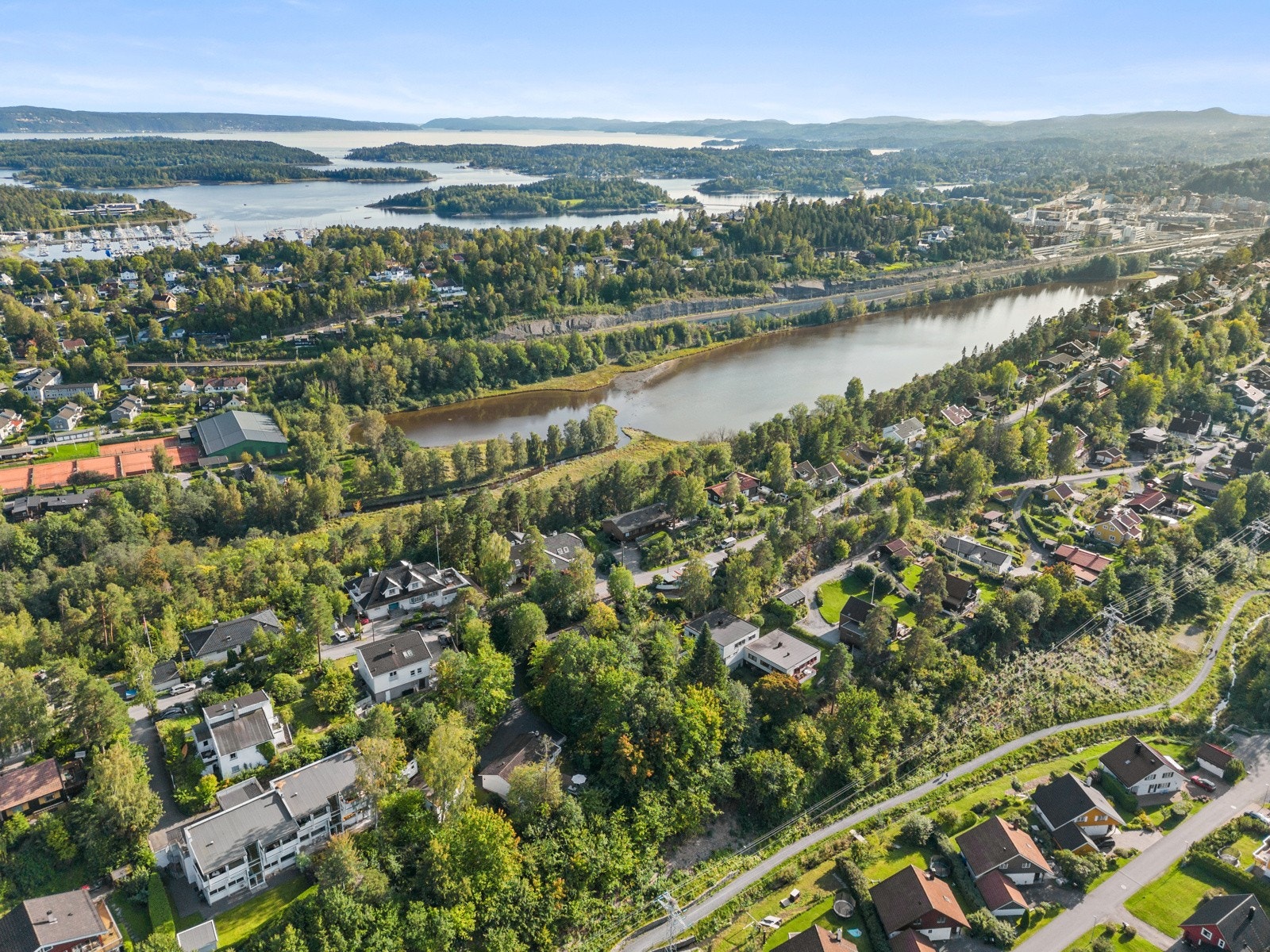 Boligområdet er preget av småhusbebyggelse og store grøntarealer. Galleribilde