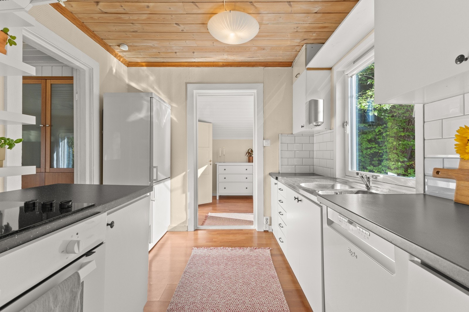 Kjøkkeninnredning med slette fronter og benkeplate av laminat. Galleribilde