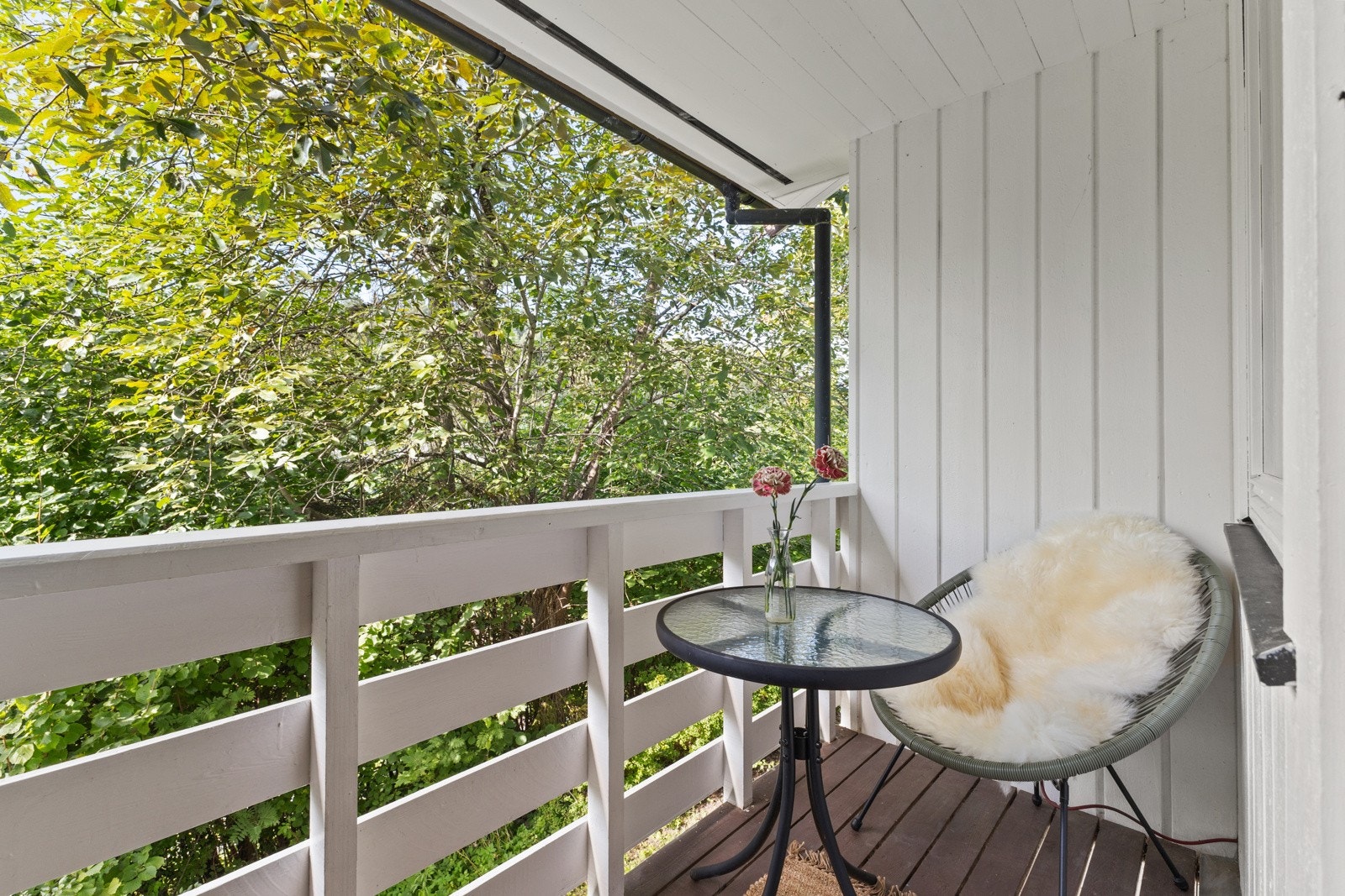 Soverommet har utgang til en vest-vendt veranda på ca. 3 kvm. Galleribilde