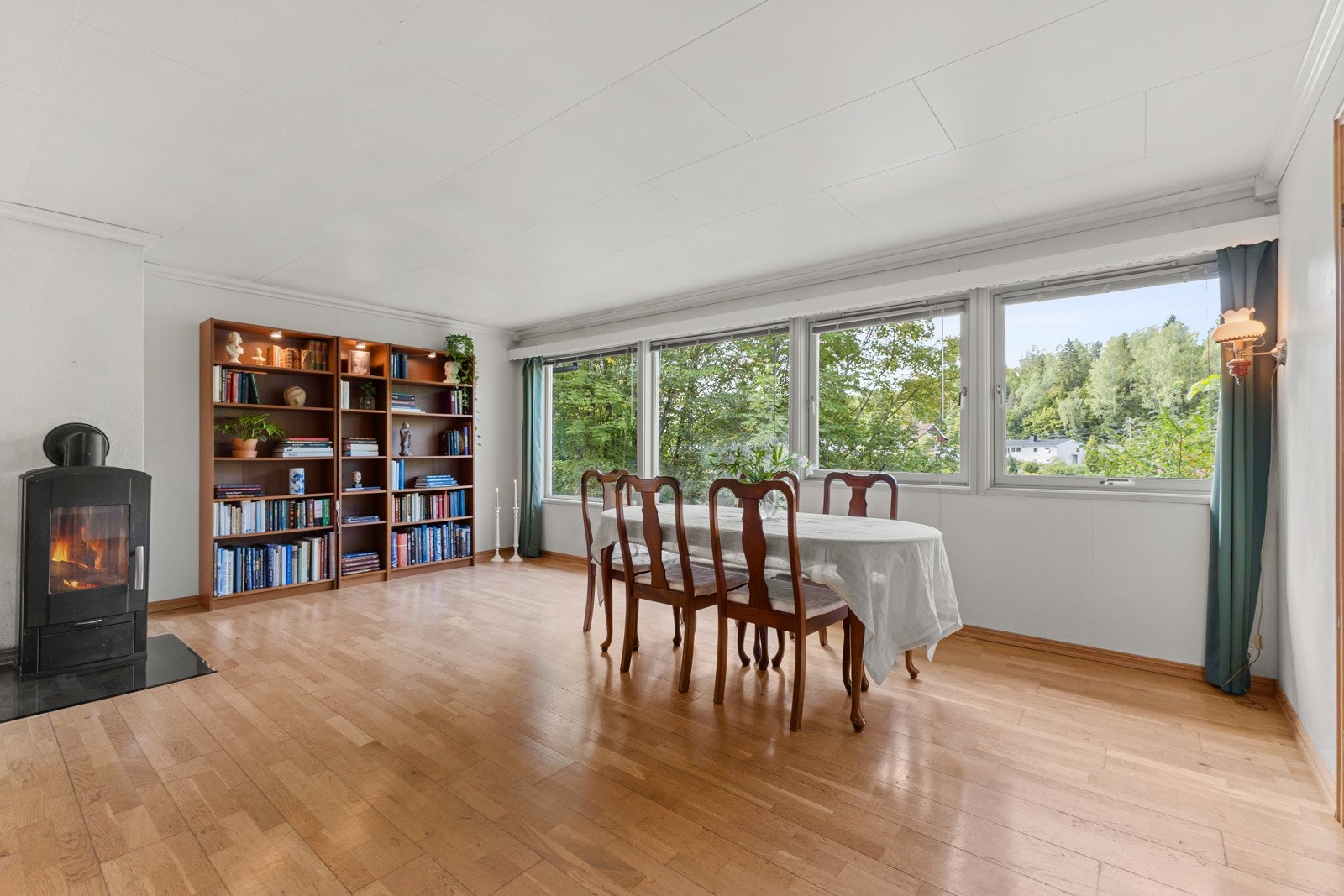 Ved siden av sitteområdet, er det rikelig med plass til en spisestuedel. Galleribilde