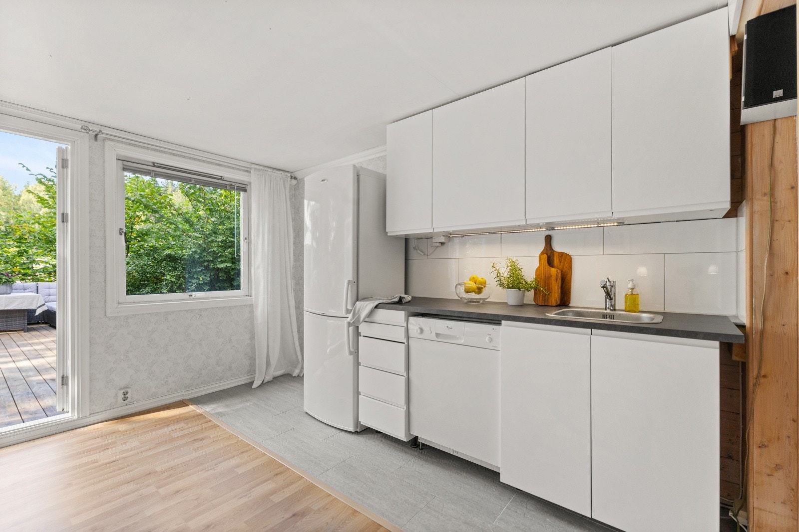 Kjøkkenet består av kjøleskap med fryser og oppvaskmaskin. Det er også nedfelt oppvaskkum og fliser på vegg samt benkeskapsbelysning over kjøkkebenk. Galleribilde