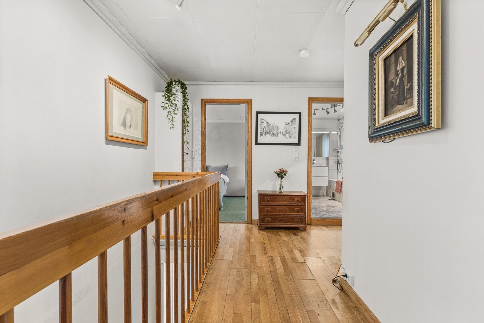 Fra entréen kommer du til en gang som har adkomst til alle rom i 1. etasje. Galleribilde