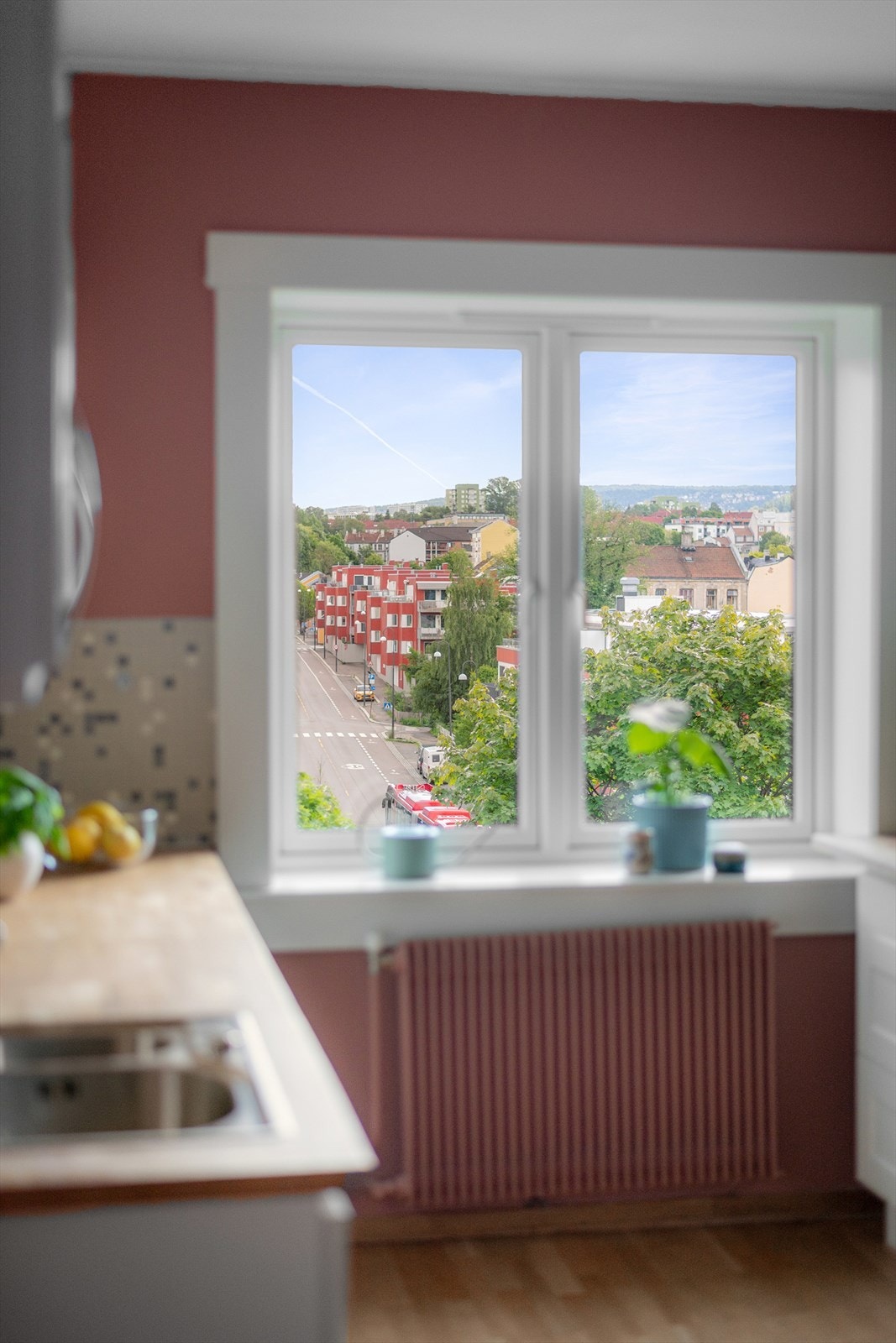 Meget fin utsikt fra kjøkkenvinduet. Her har du morgensolen. Galleribilde