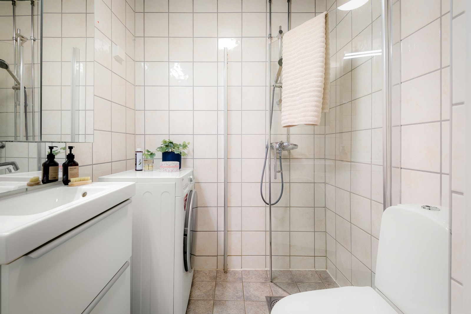 Badet er flislagt og holder en standard fra 2004 da det ble pusset opp i regi av borettslaget. Galleribilde