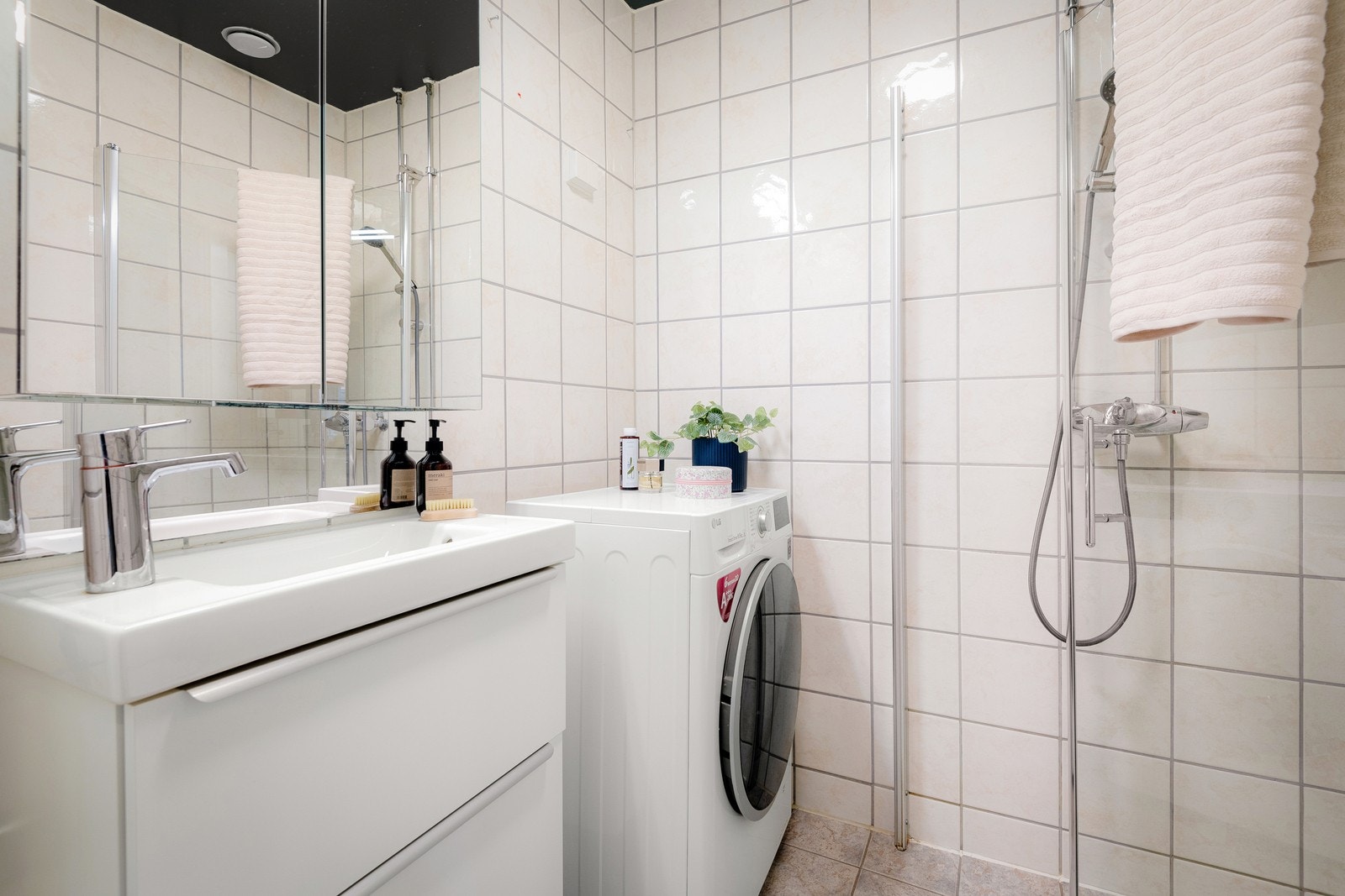 Badet byr på bl.a. varmekabler i gulvet og opplegg for vaskemaskin. Galleribilde