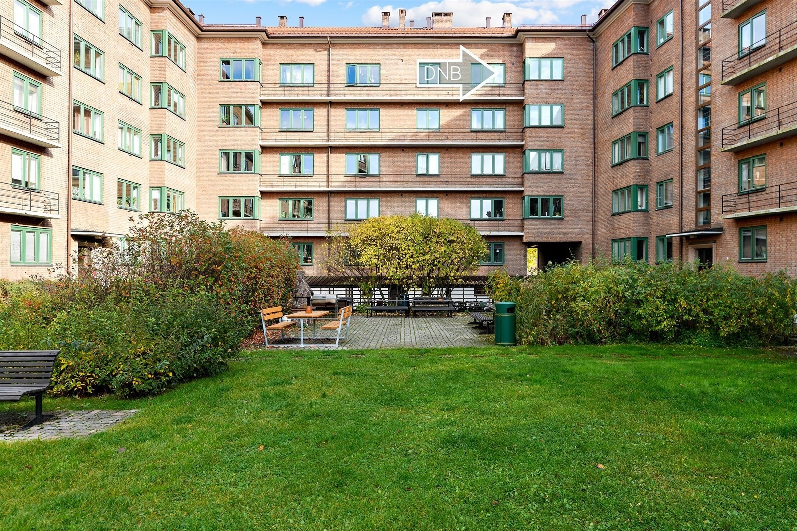Hyggelig bakgård. Galleribilde