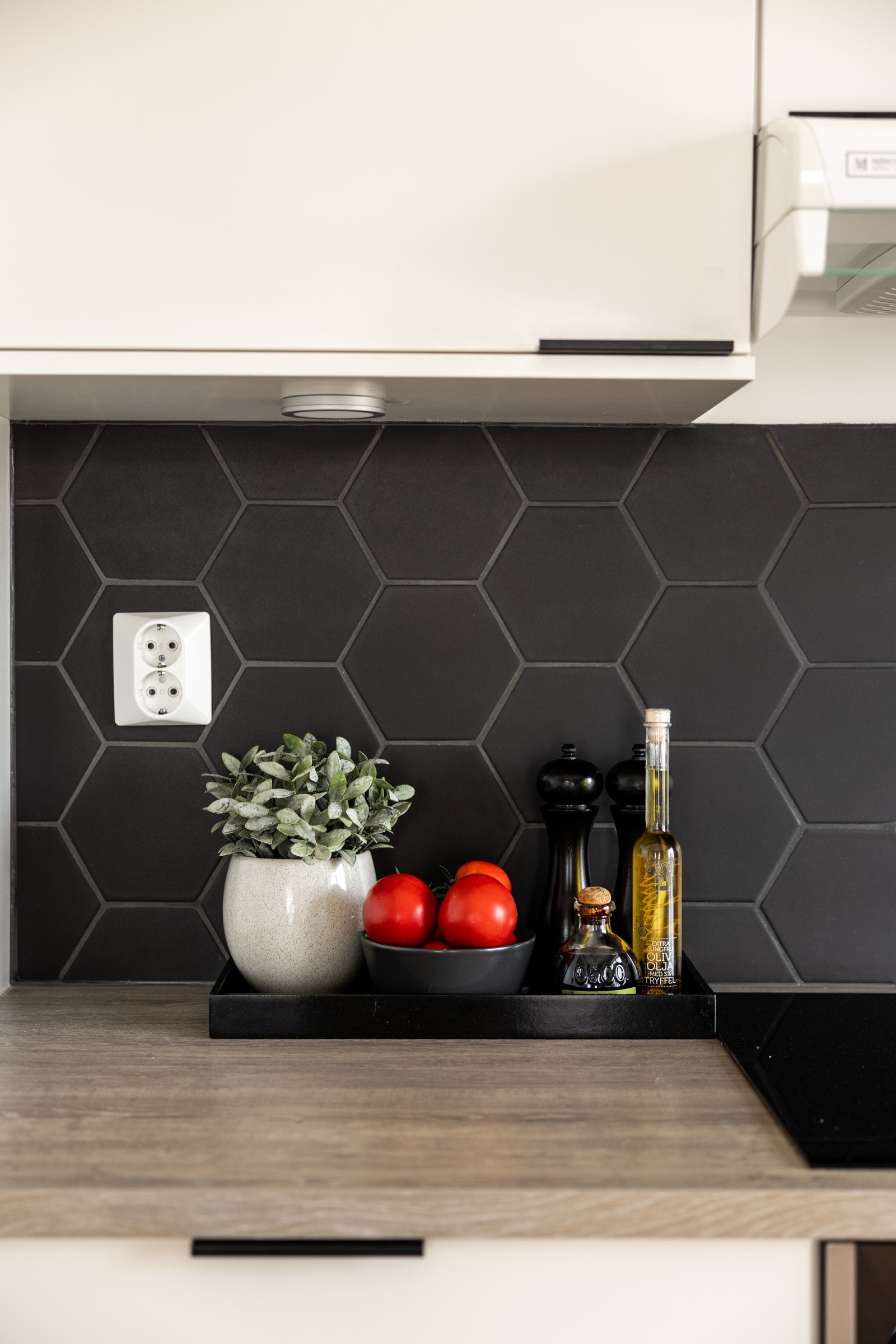 Kjøkkenet ble oppgradert i 2021 med blant annet nye fliser, knotter og integrert kjøkken med fryseskap Galleribilde