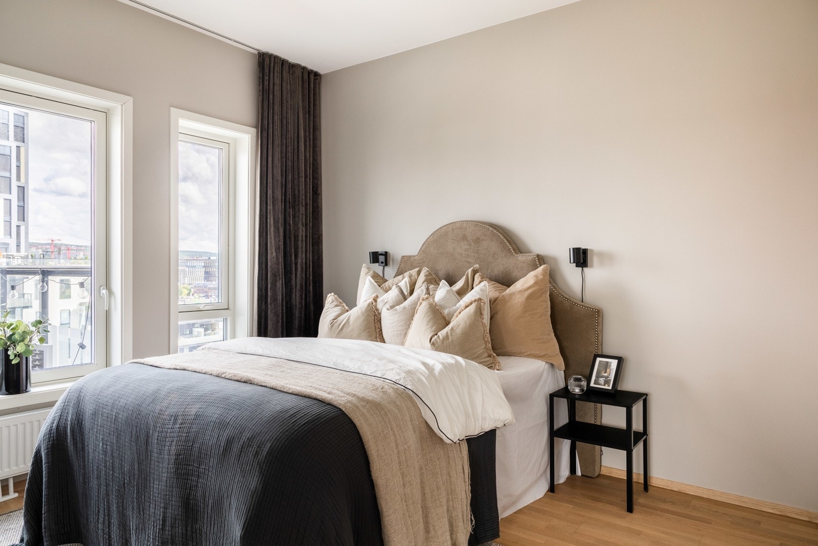 Romslig hovedsoverom med god plass til dobbeltseng og nattbord på hver side Galleribilde