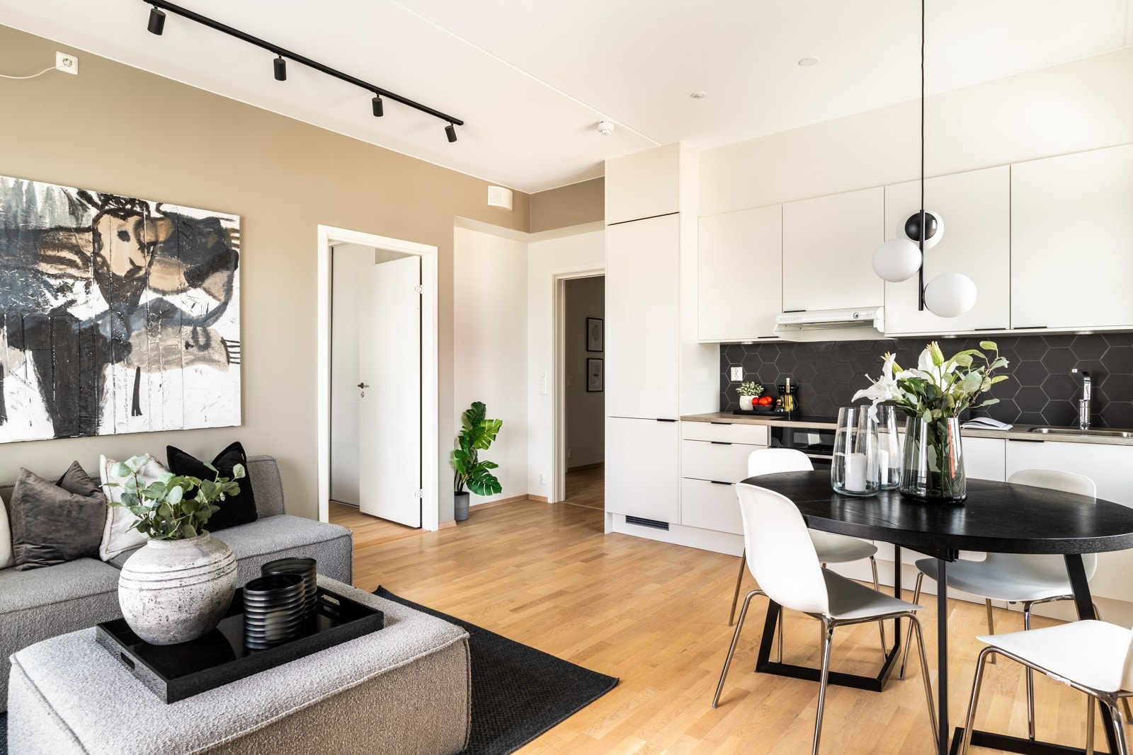 Den åpne løsningen mot kjøkkenet gjør dette til et sosialt oppholdsrom Galleribilde