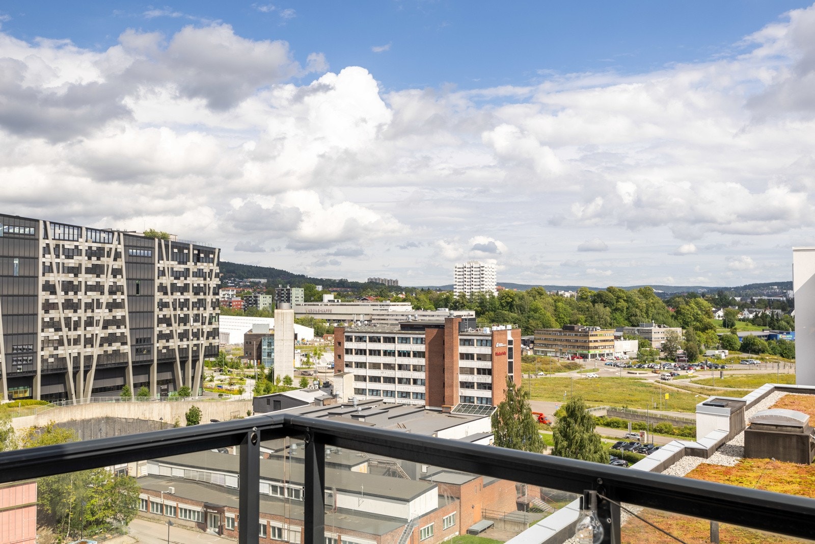 Solen får du fra tidlig morgen til midten på dagen både på sommers og vinterstid, det er det som er fordelen med å bo i øverste etasje Galleribilde