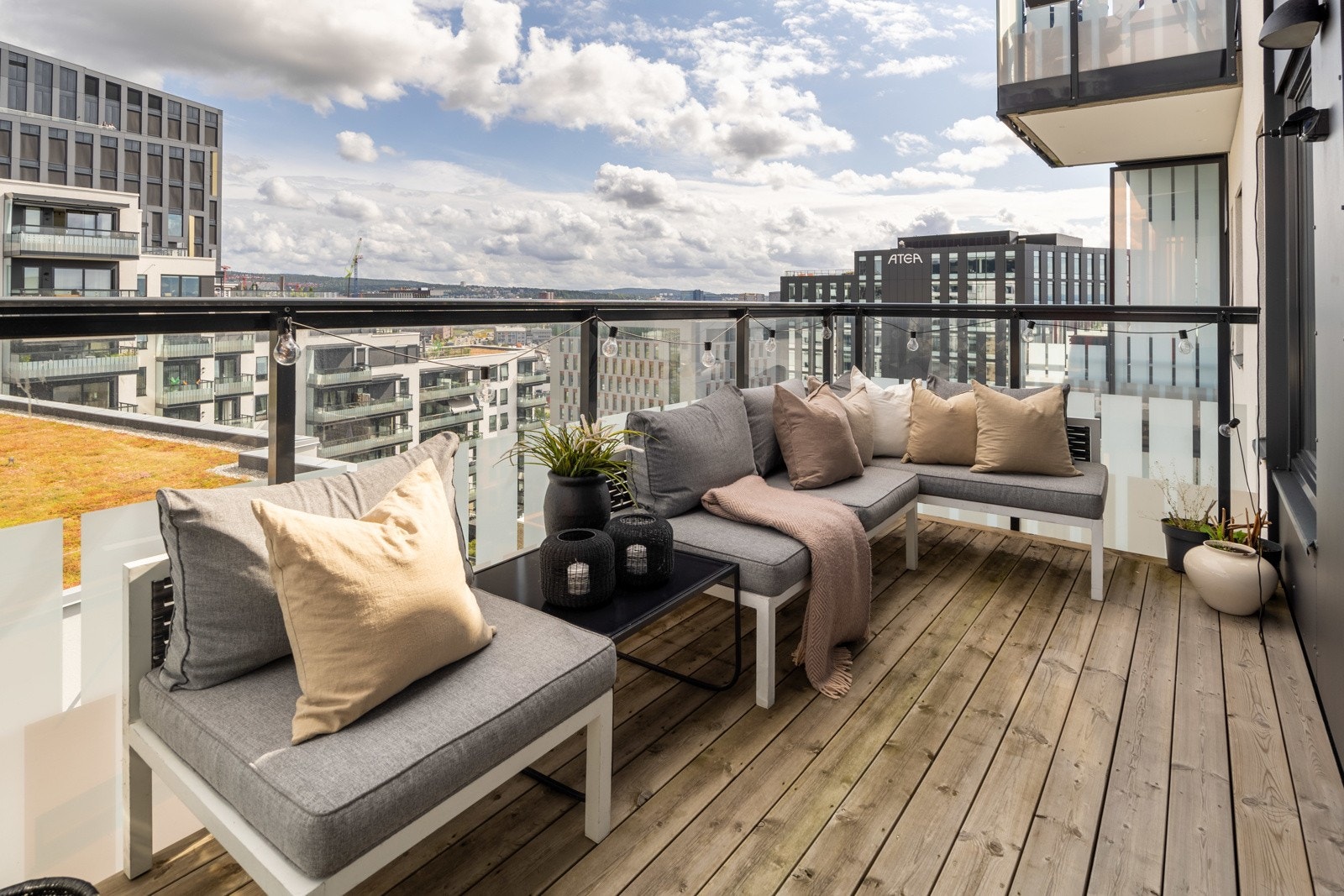 Balkongen er sydøstvendt og blir en forlengelse av leiligheten på sommerstid Galleribilde