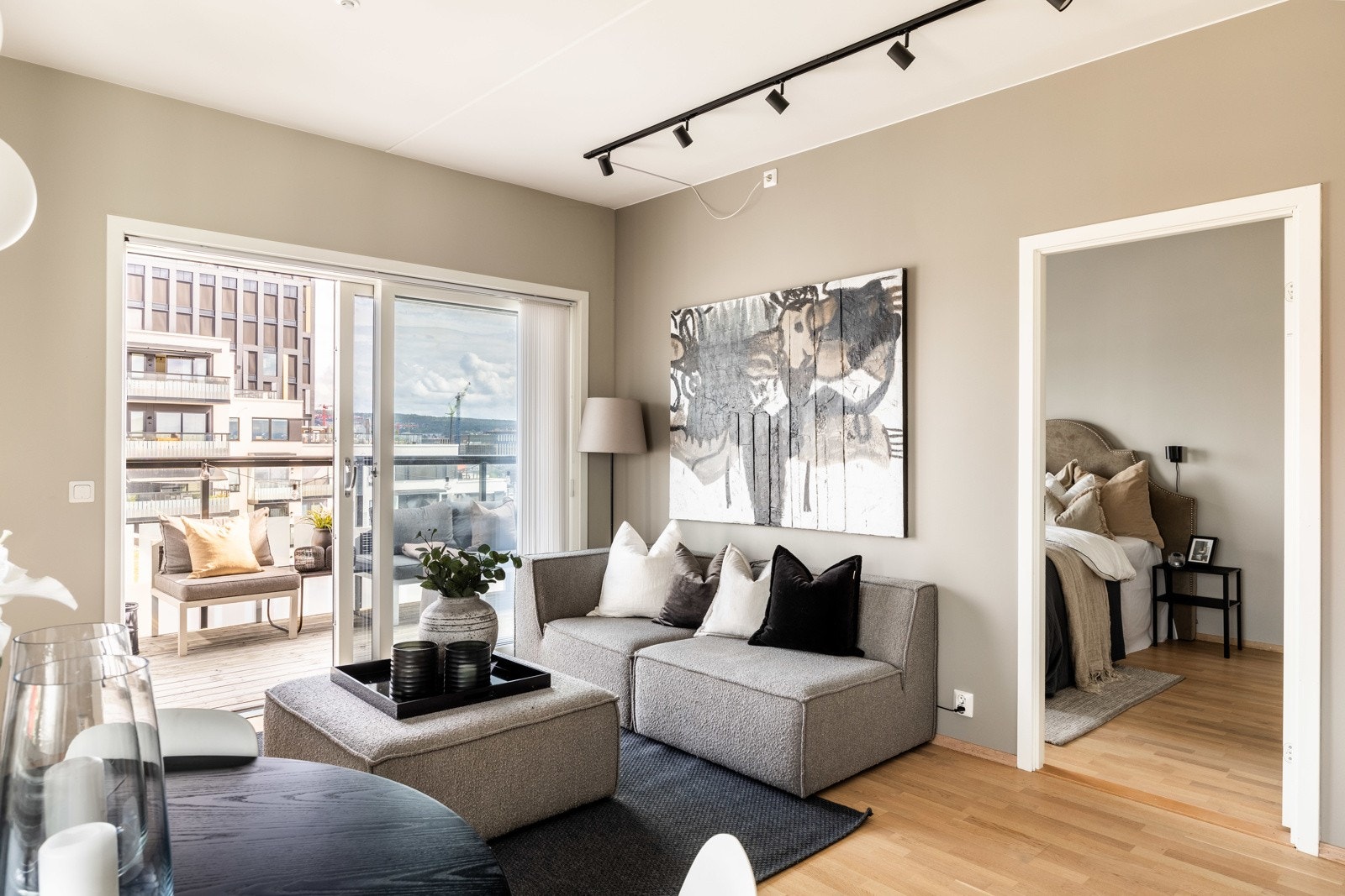 Endeleilighet med ekstra mye vinduer som sikrer rikelig med naturlig lys Galleribilde