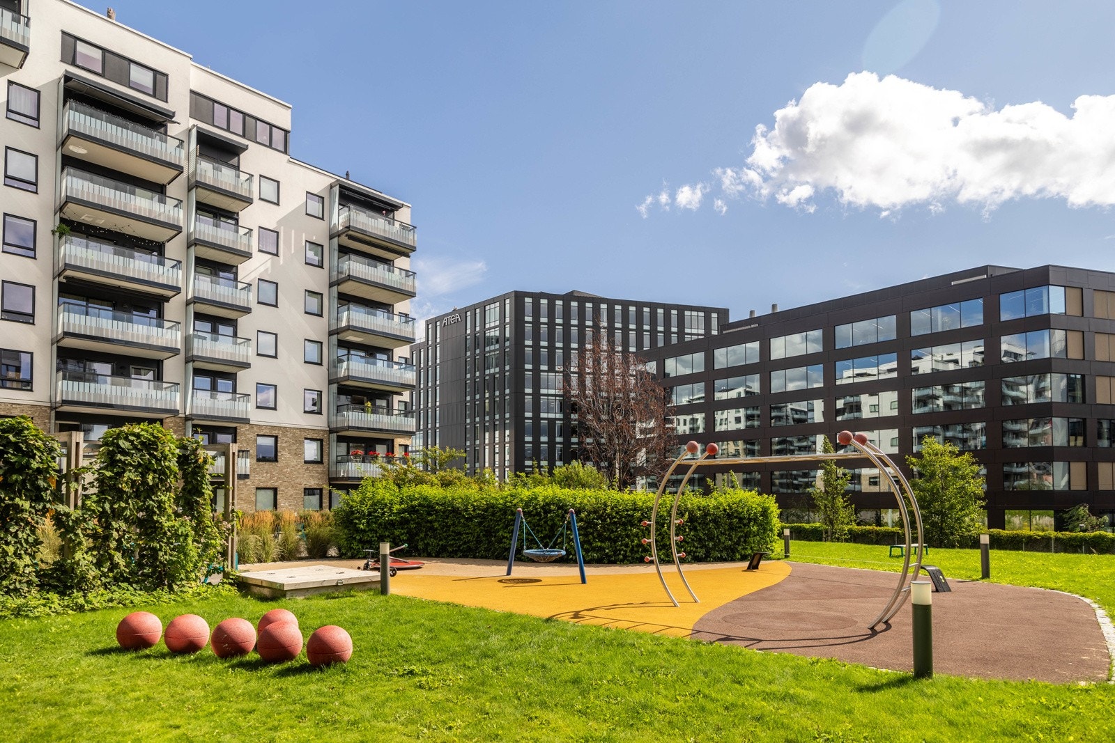 Flotte grønne uteområder i sameiet, mange lekeplasser og sitteplasser Galleribilde