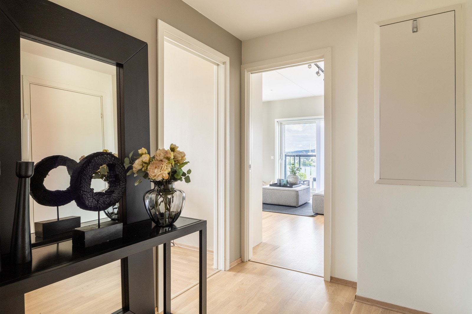 Dørcalling med port-åpner og heisadkomst opp til leilighetsplan Galleribilde