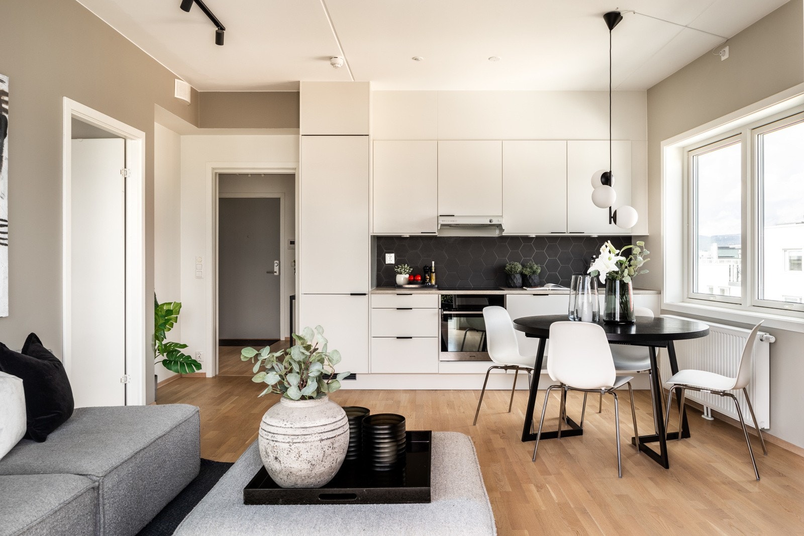 Leiligheten har en praktisk og åpen kjøkkenløsning som forener kjøkken og stue Galleribilde