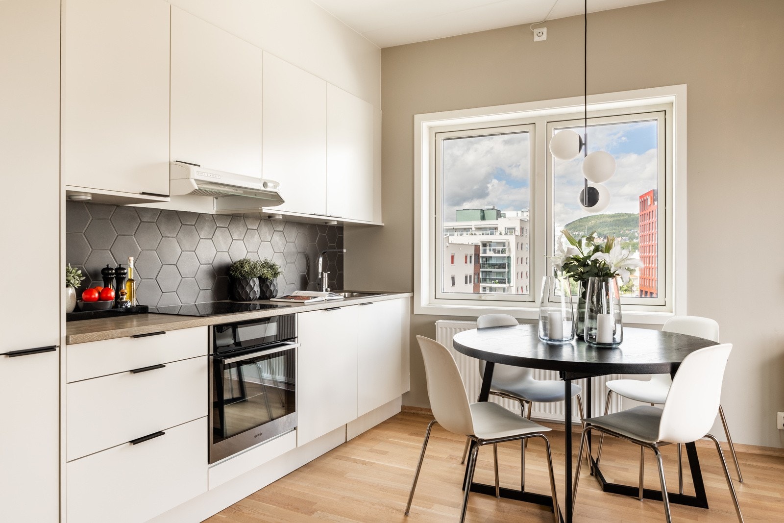 Nok av plass til spisebord i ønskelig størrelse til å invitere på hyggelige middager Galleribilde