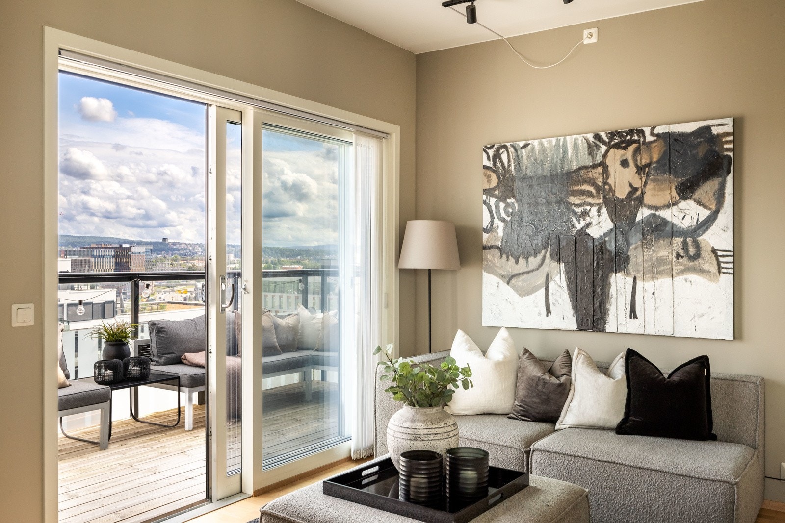 Balkongen er ca. 9 kvm og kan derfor enkelt innredes med møbler, planter og grill Galleribilde