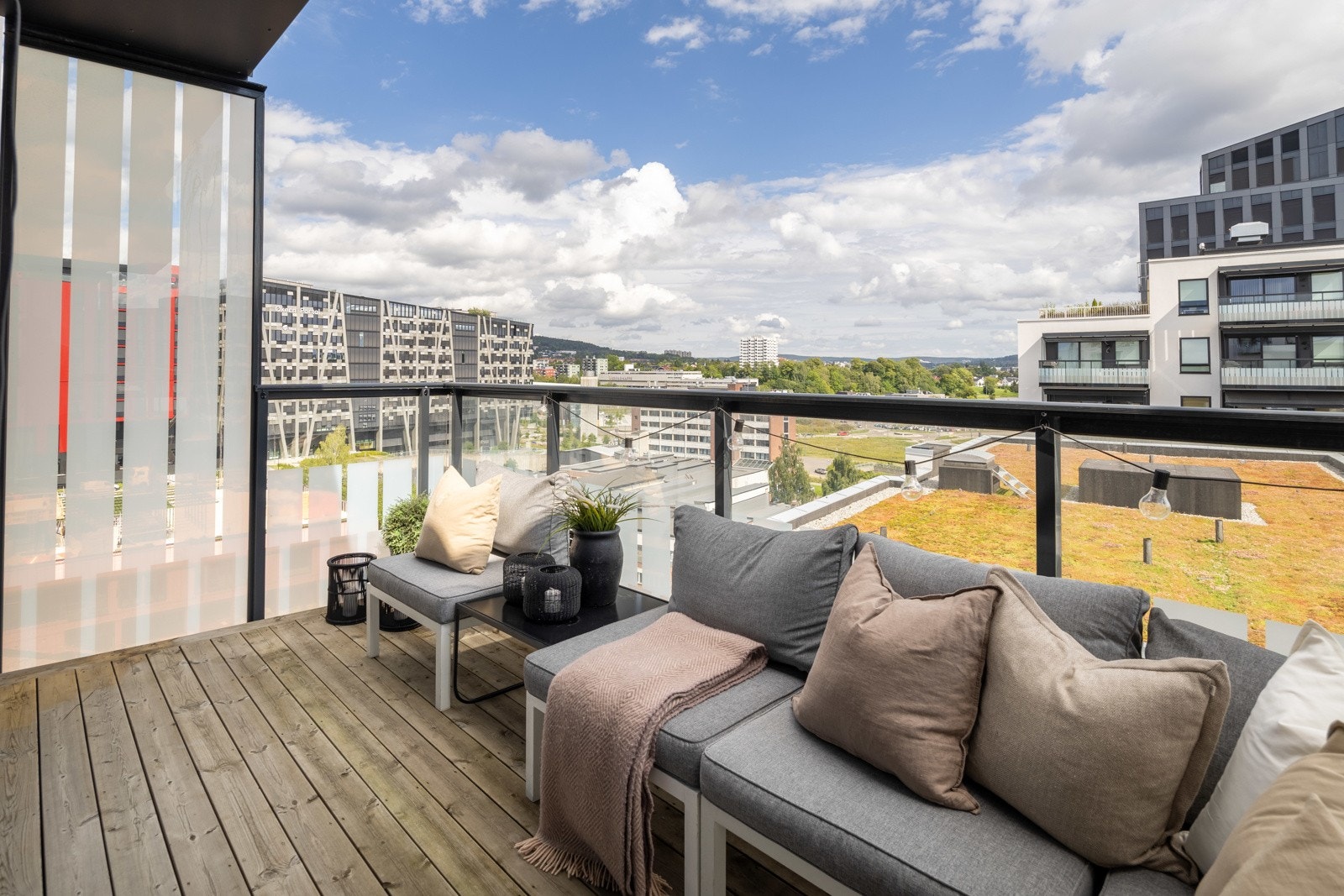 Balkongen har utvendig lys og stikkontakt, virkelig en balkong du kommer til å sette pris på Galleribilde