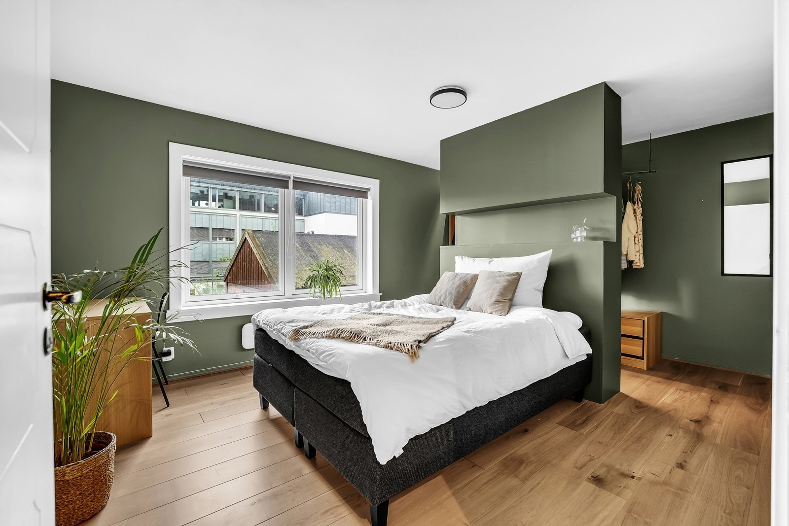 Soverommet er både stilrent og romslig, med en praktisk walk-in garderobe Galleribilde