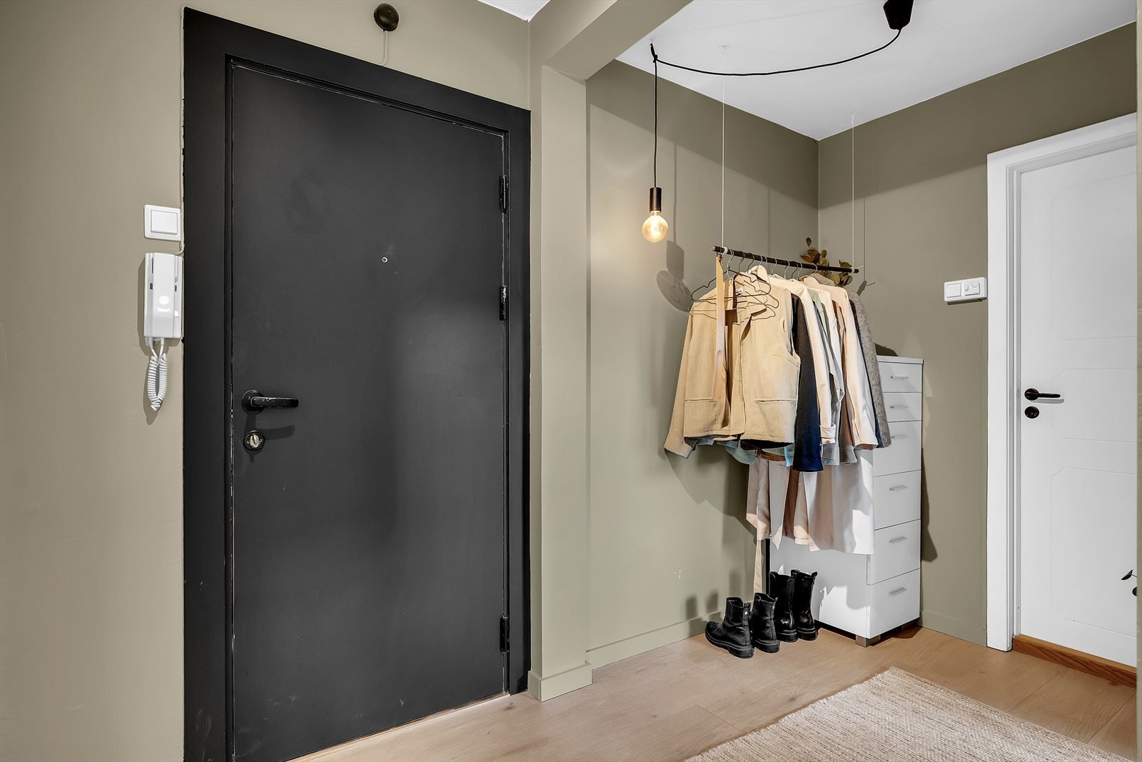 Her har du god plass til garderobeløsning for å henge fra deg yttertøyet Galleribilde