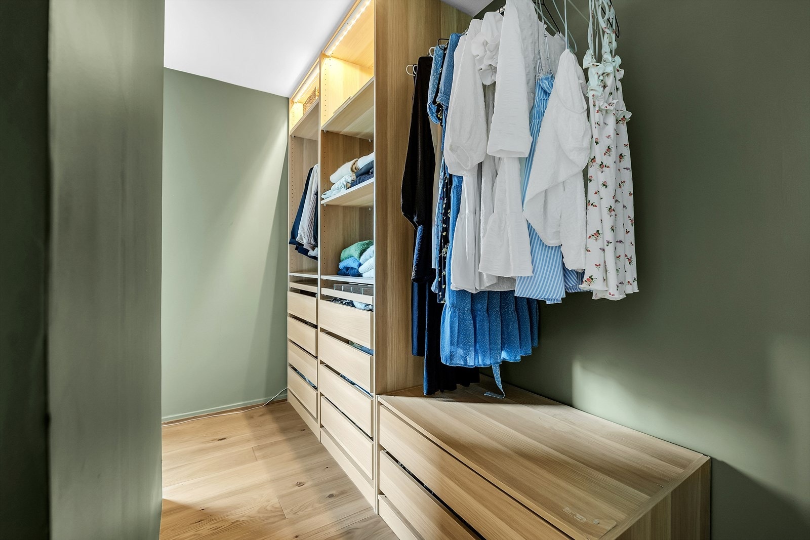 Smart garderobeløsning med god lagringsplass til klær og sko Galleribilde