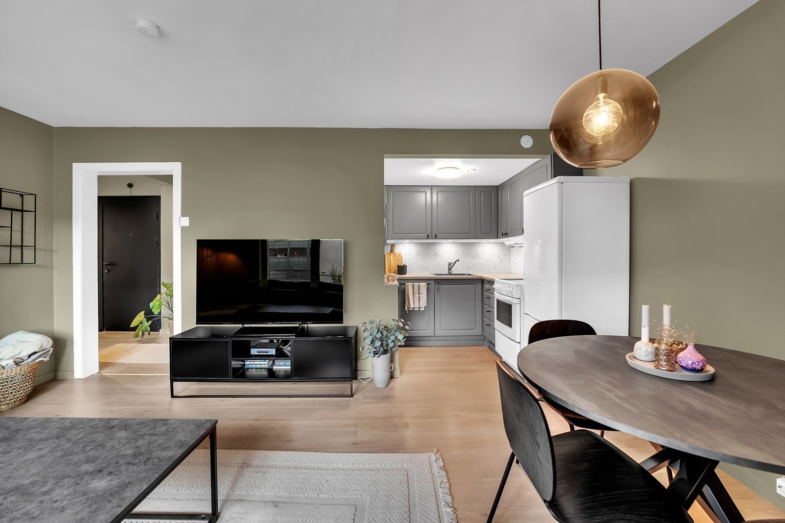 Her får du en sømløs overgang mellom kjøkken og stue. Galleribilde