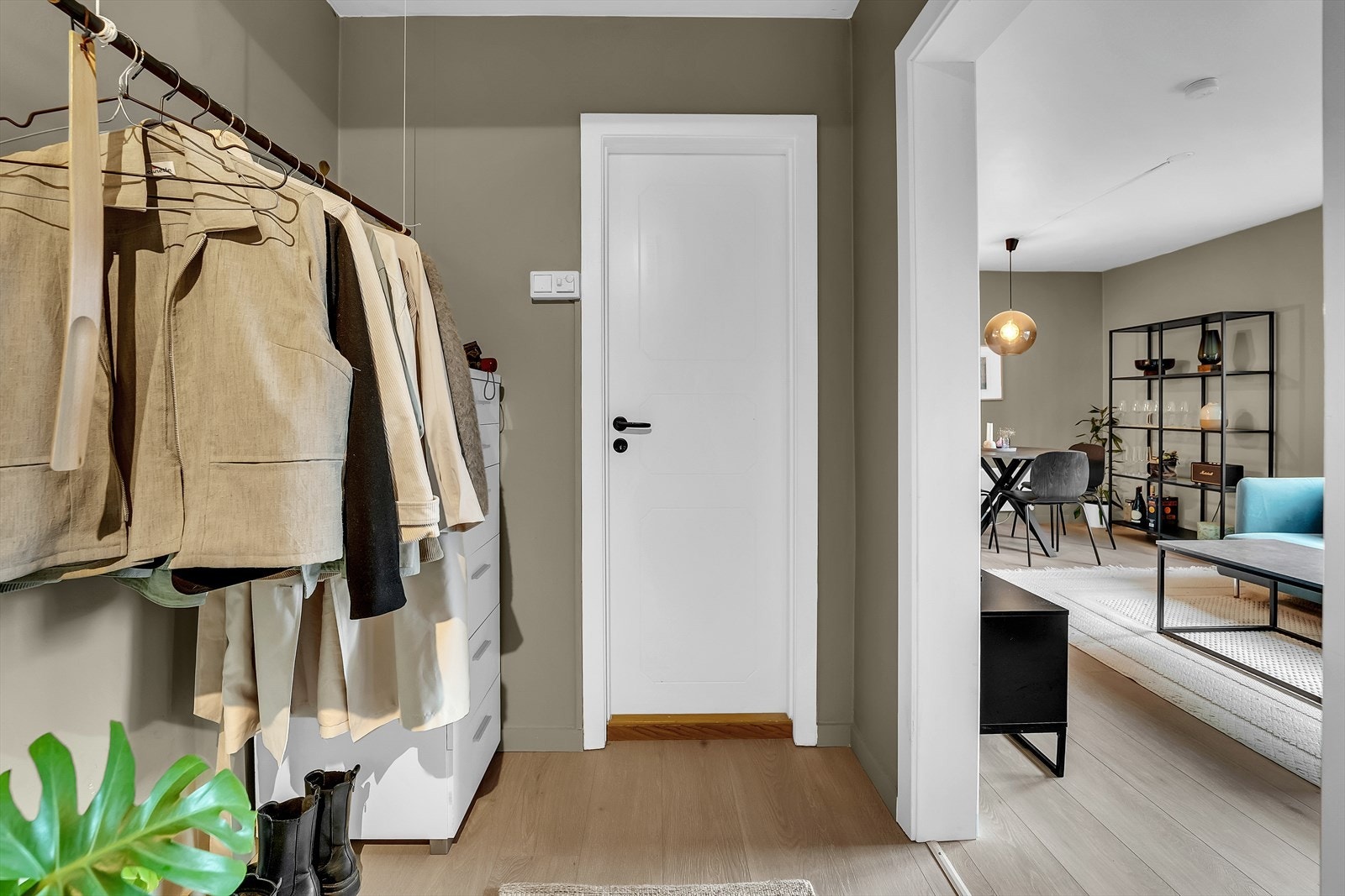 Innbydende entré som gir et godt førsteinntrykk av leiligheten. Galleribilde