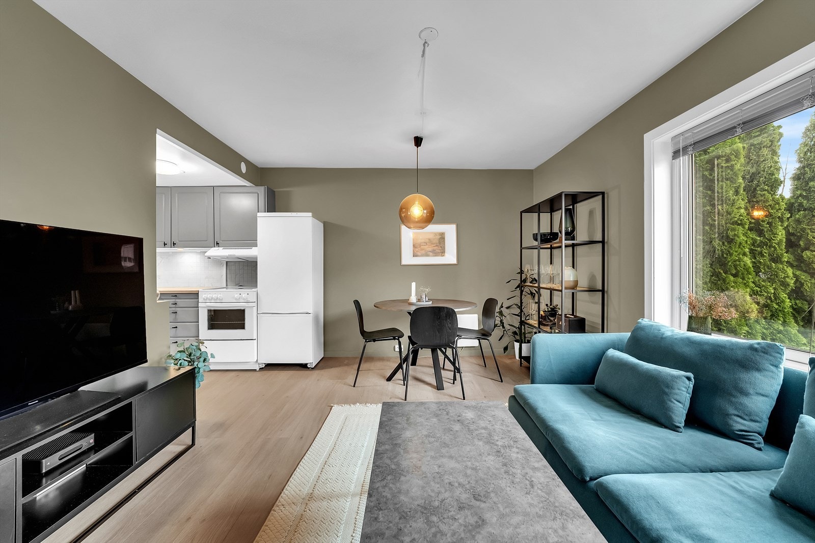 Store vindusflater slipper inn godt med naturlig lys inn til stuen Galleribilde