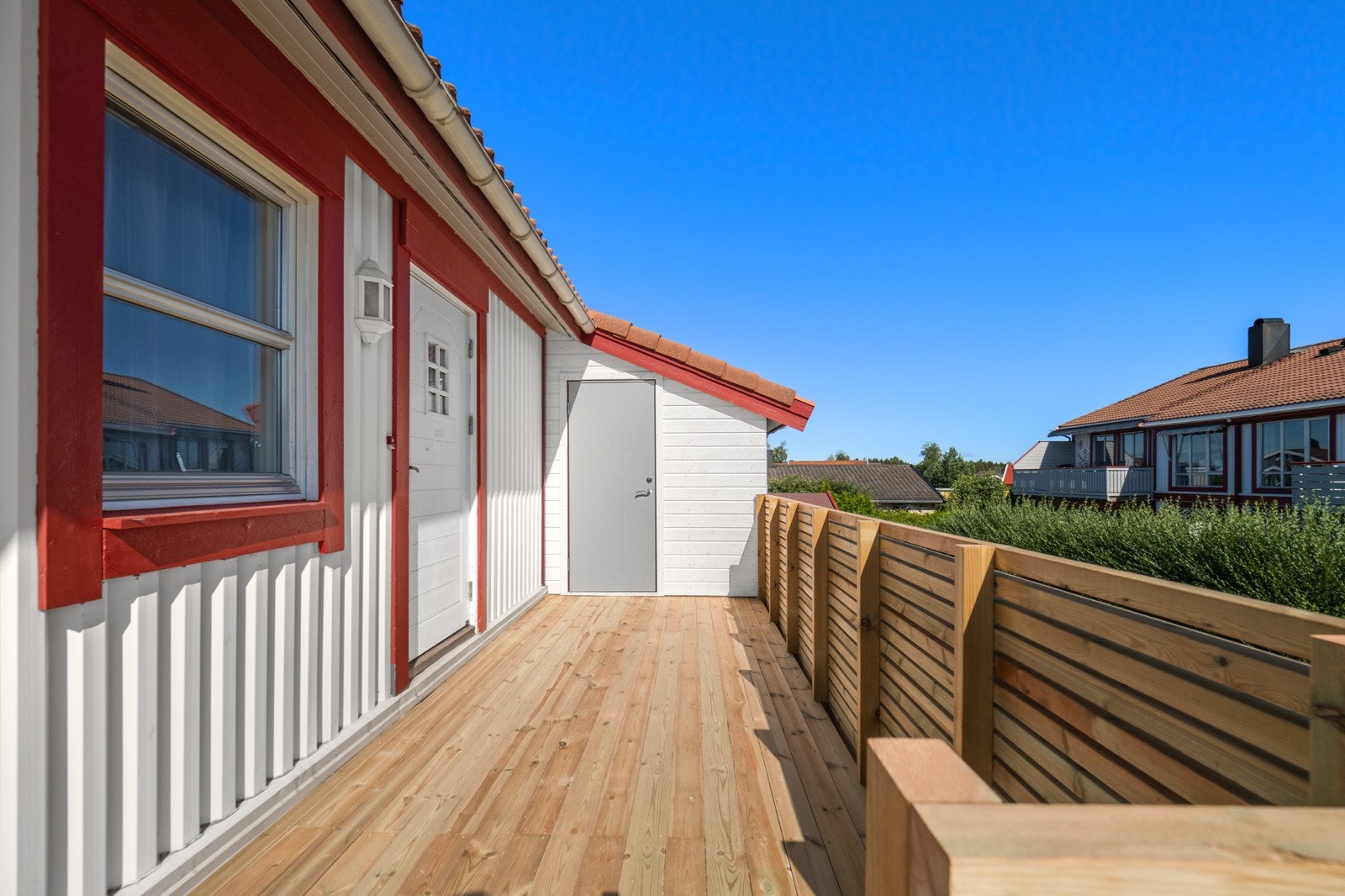Ved inngangsdøren er det en velkomstterrasse på ca. 10 kvm med tilliggende utebod. Galleribilde