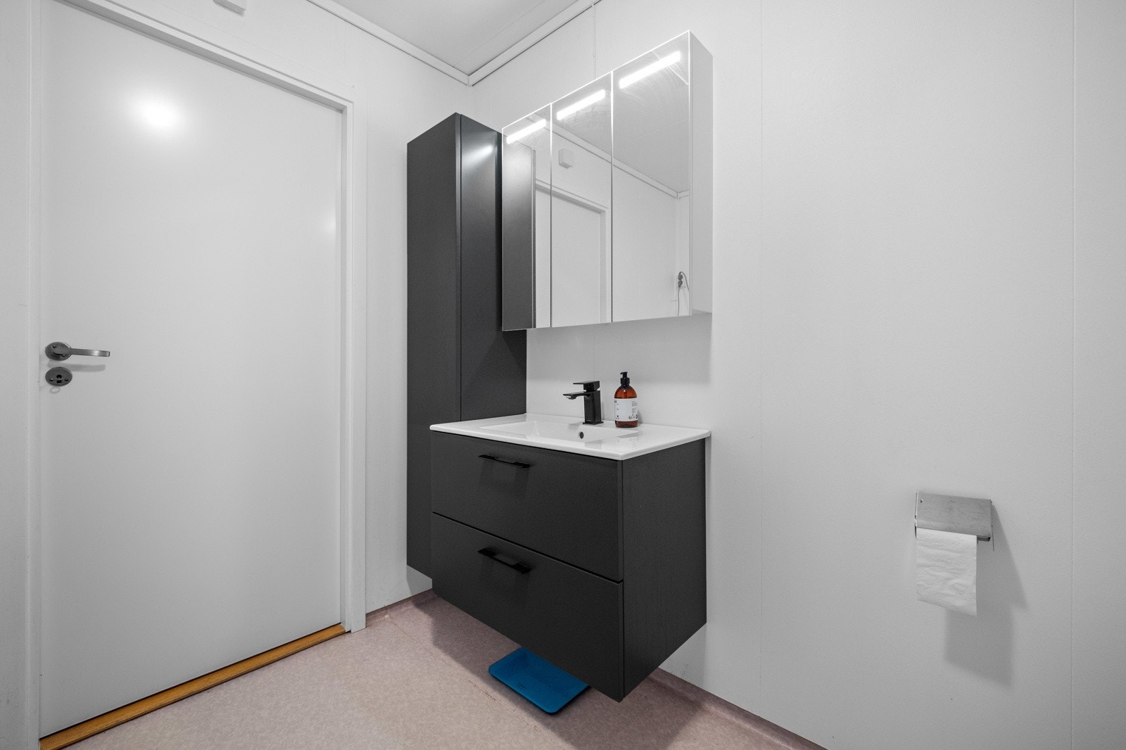 Det er god oppbevaringsplass i en moderne baderomsinnredningen. Galleribilde