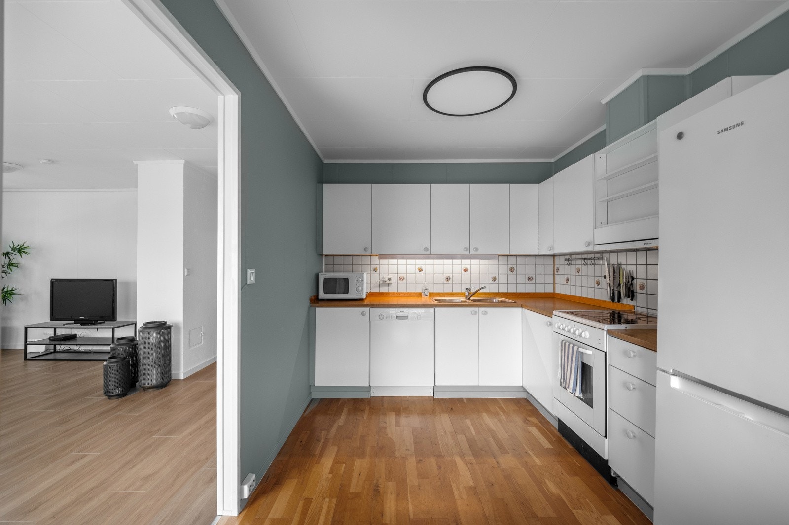 Kjøkkenet er utstyrt med ventilator og benkestikk, samt opplegg for oppvaskmaskin og nisje for komfyr. Galleribilde
