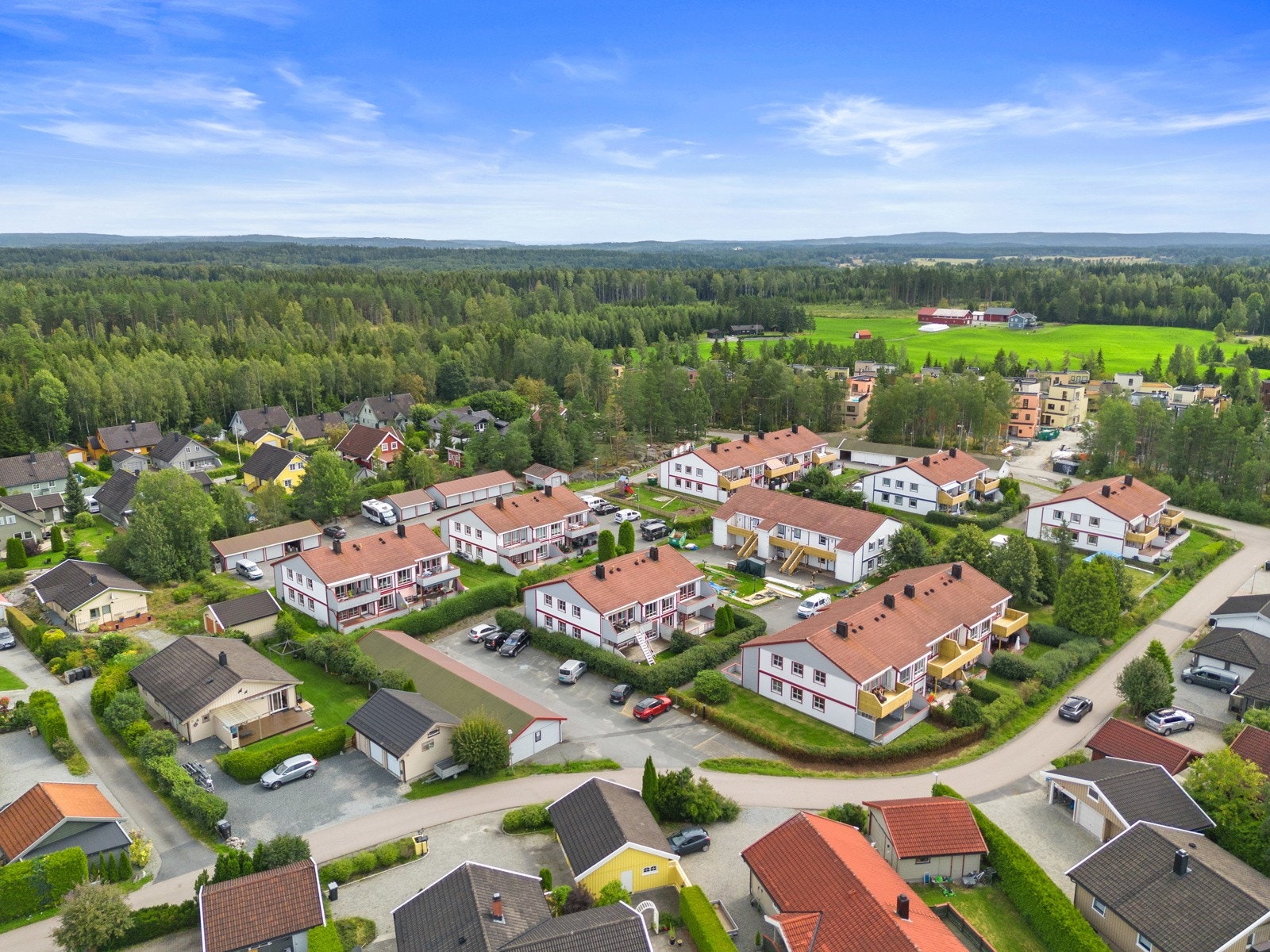 Leiligheten ligger like ved flotte tur- og friluftsområder i skogen. Galleribilde
